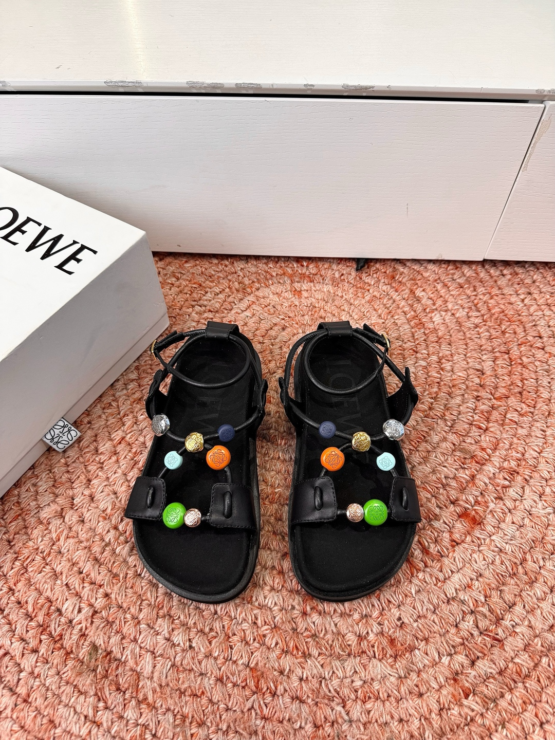 🌾G067顶级LOEW*春夏新款彩扣厚底凉鞋自带夏日活力感的LOEWE彩扣厚底凉鞋，把艺术感和舒适感直接