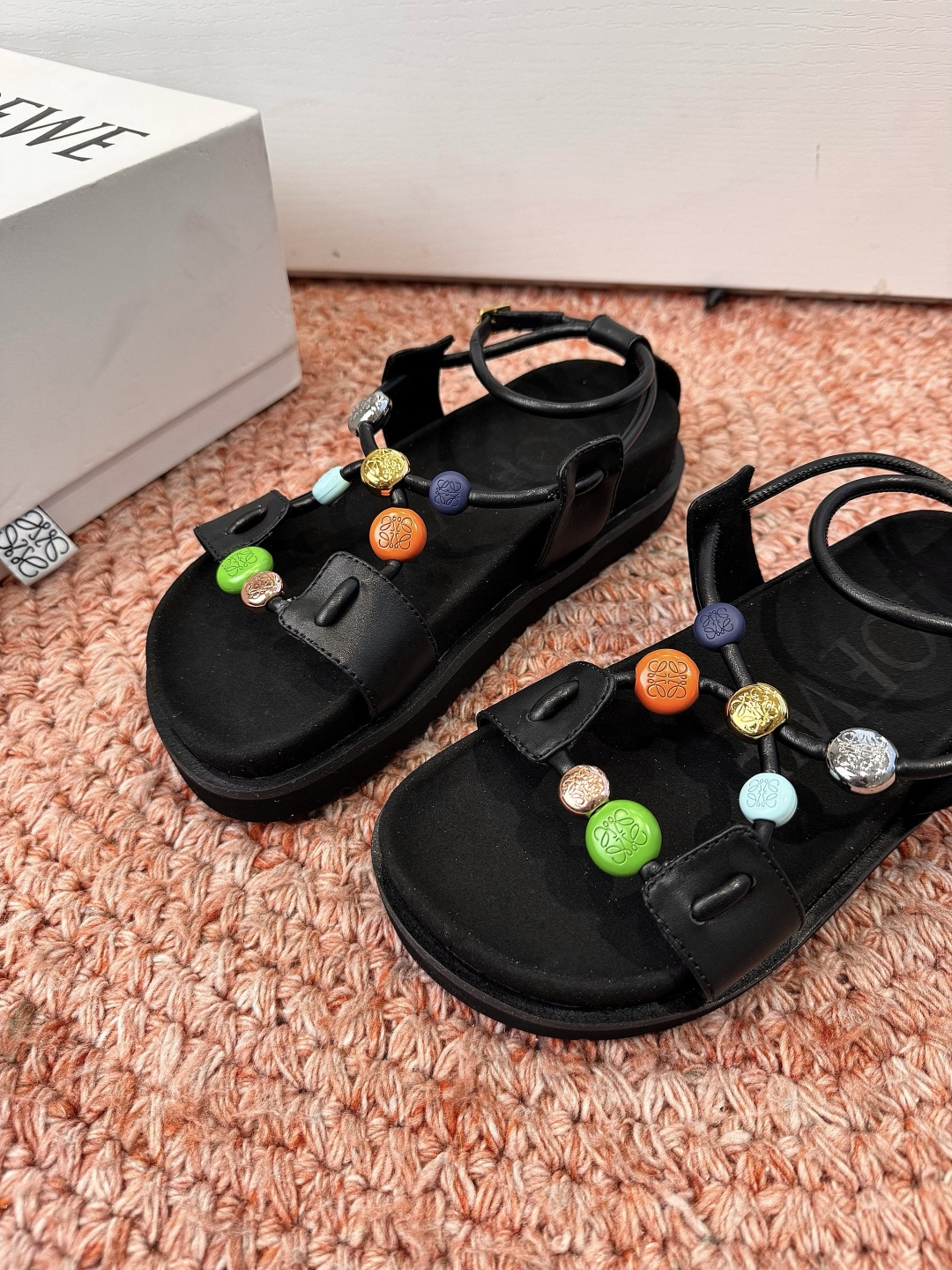 🌾G067顶级LOEW*春夏新款彩扣厚底凉鞋自带夏日活力感的LOEWE彩扣厚底凉鞋，把艺术感和舒适感直接