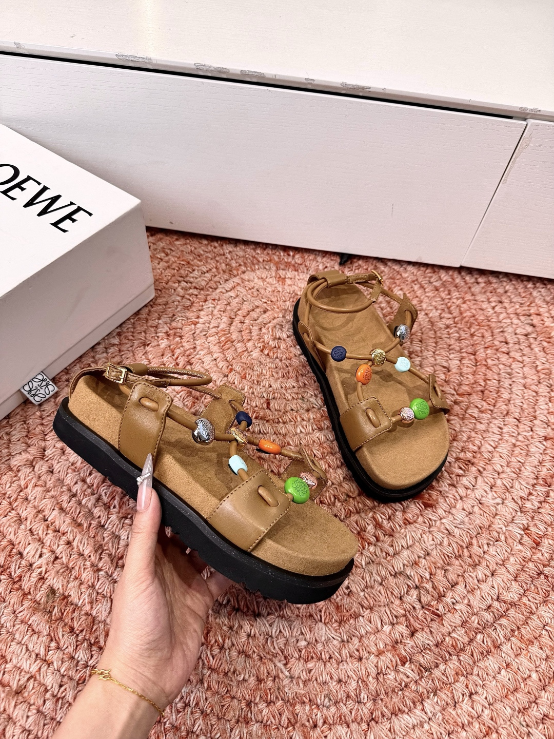 🌾G067顶级LOEW*春夏新款彩扣厚底凉鞋自带夏日活力感的LOEWE彩扣厚底凉鞋，把艺术感和舒适感直接