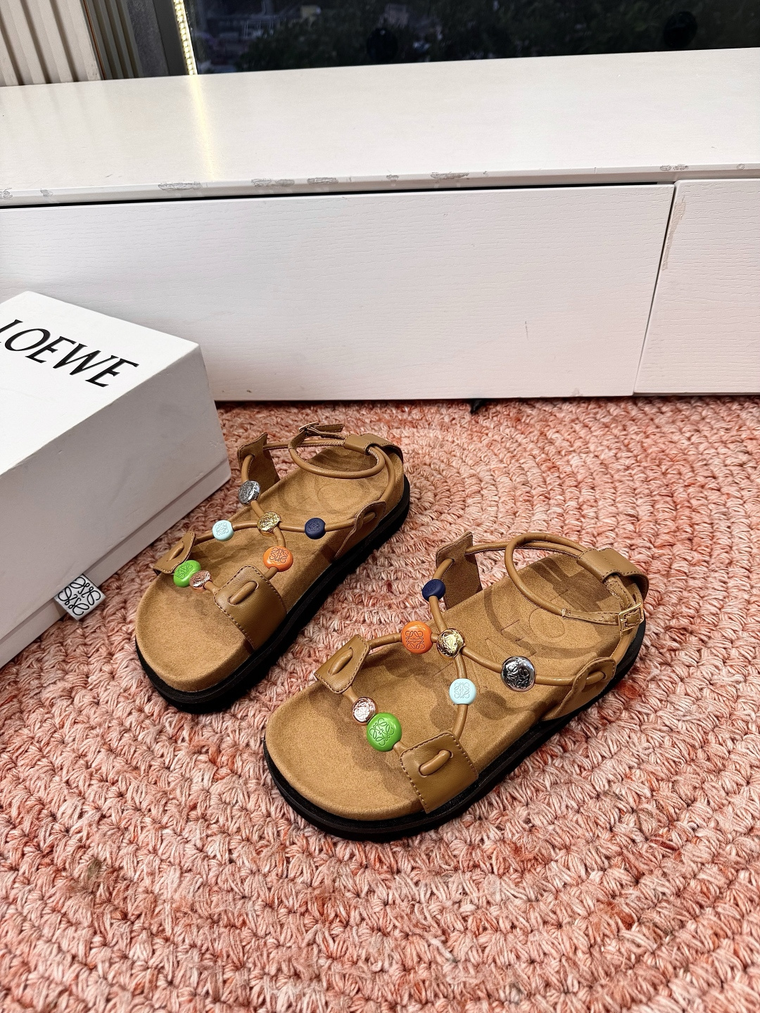 🌾G067顶级LOEW*春夏新款彩扣厚底凉鞋自带夏日活力感的LOEWE彩扣厚底凉鞋，把艺术感和舒适感直接