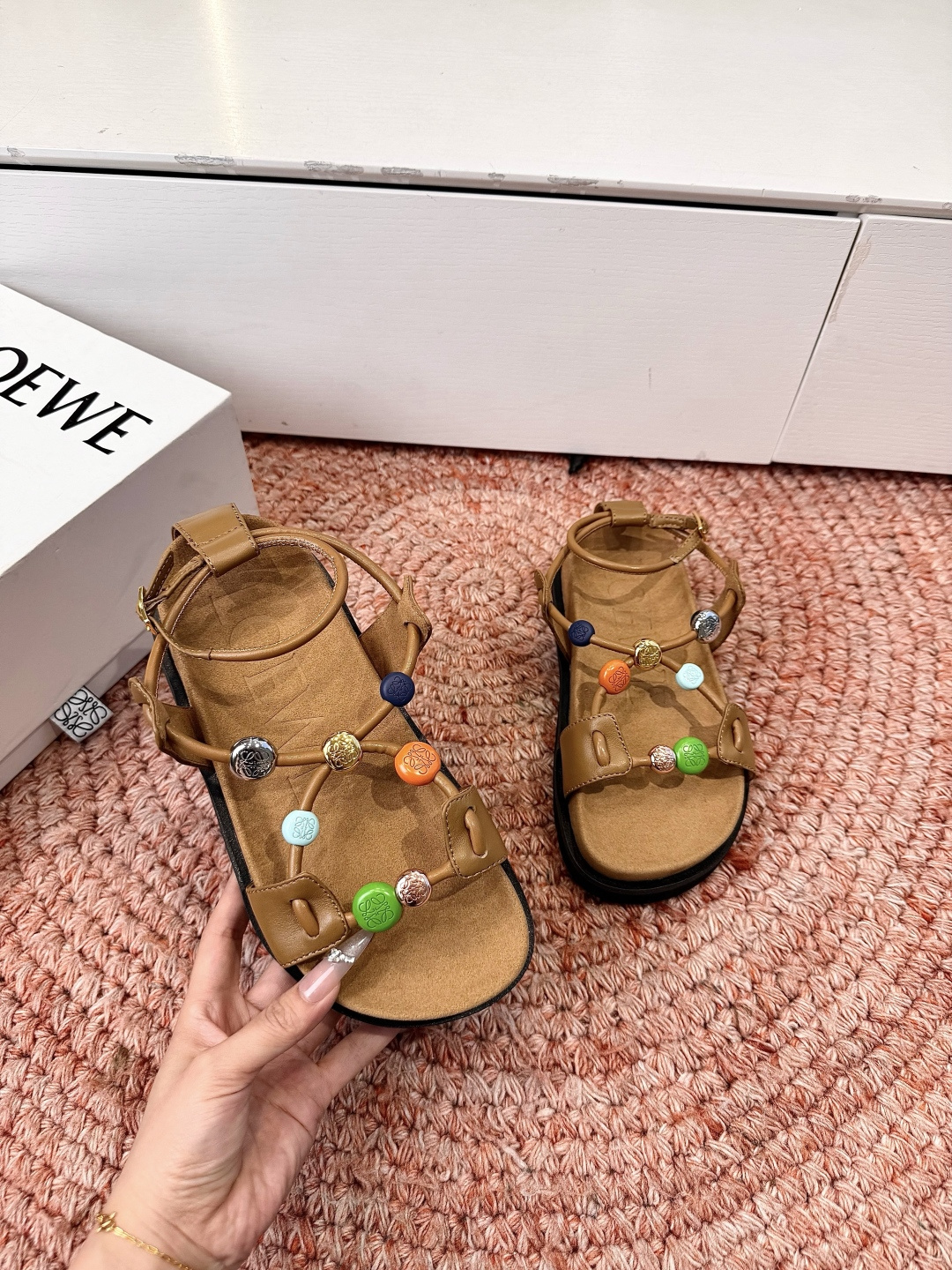 🌾G067顶级LOEW*春夏新款彩扣厚底凉鞋自带夏日活力感的LOEWE彩扣厚底凉鞋，把艺术感和舒适感直接