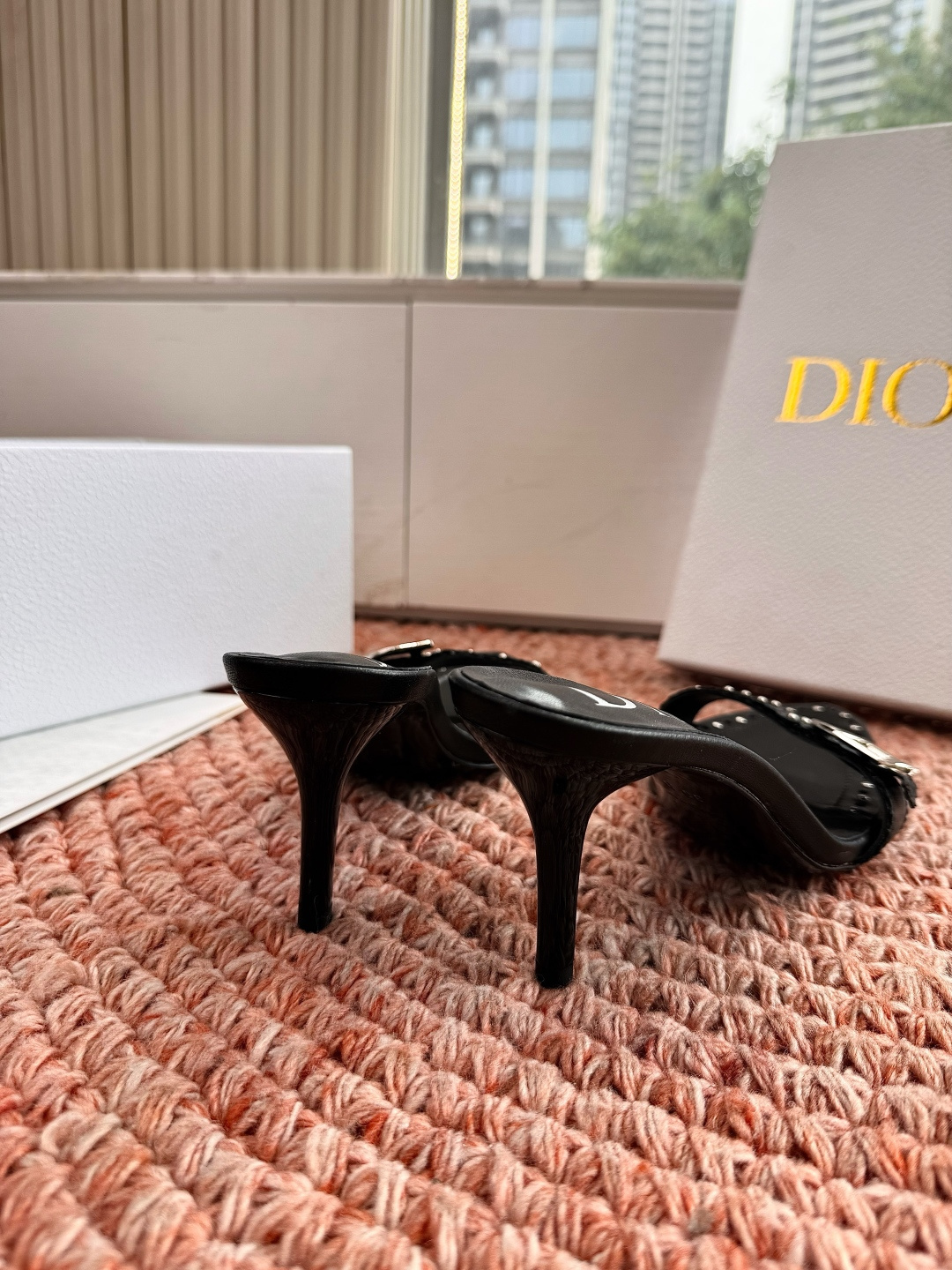 🌾G053😃DIO*·26s 新款交叉带拖鞋凉鞋设计最颠覆性的笔触在于其凌厉而克制的立体方头。这一几何形