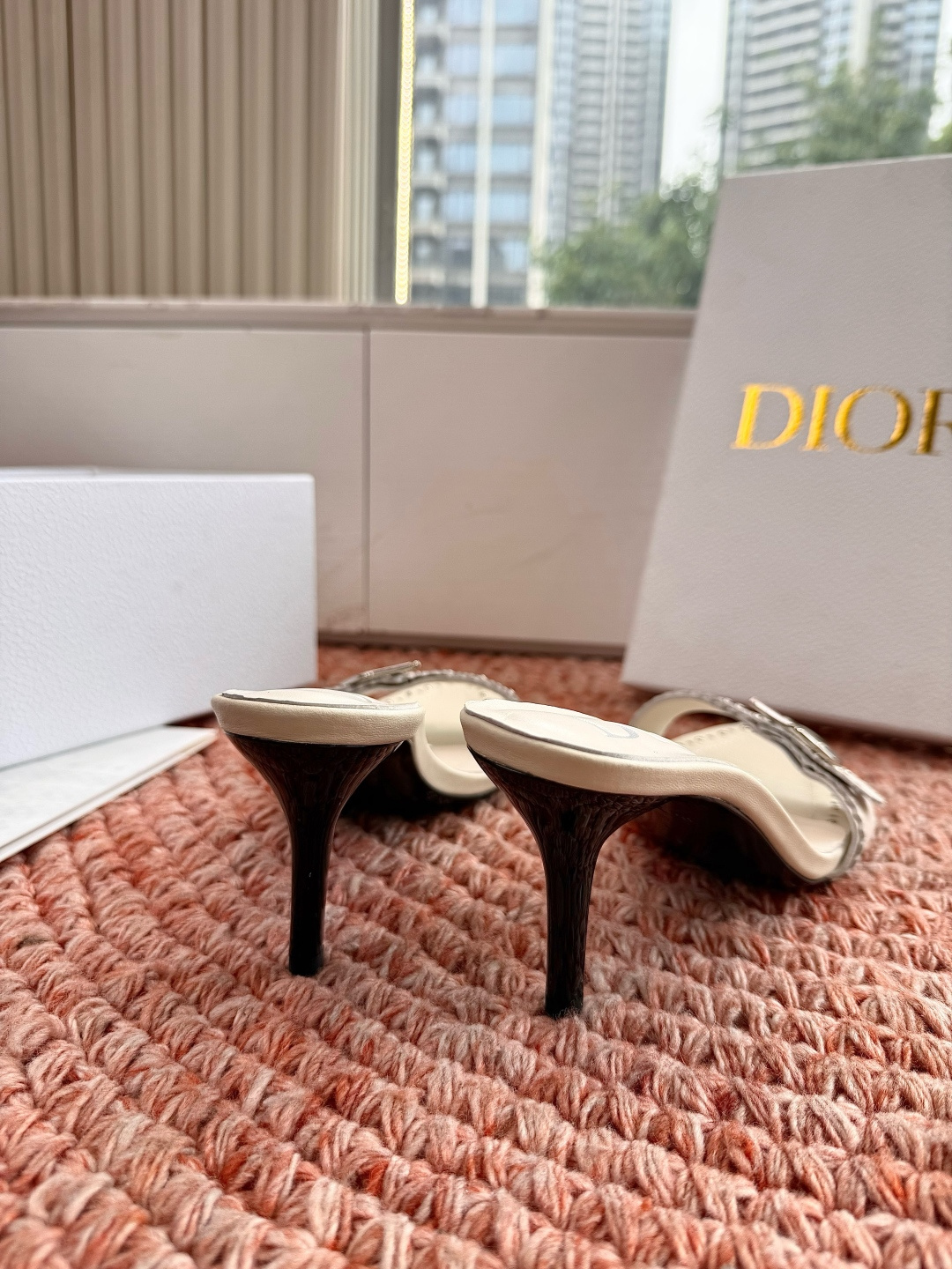 🌾G053😃DIO*·26s 新款交叉带拖鞋凉鞋设计最颠覆性的笔触在于其凌厉而克制的立体方头。这一几何形