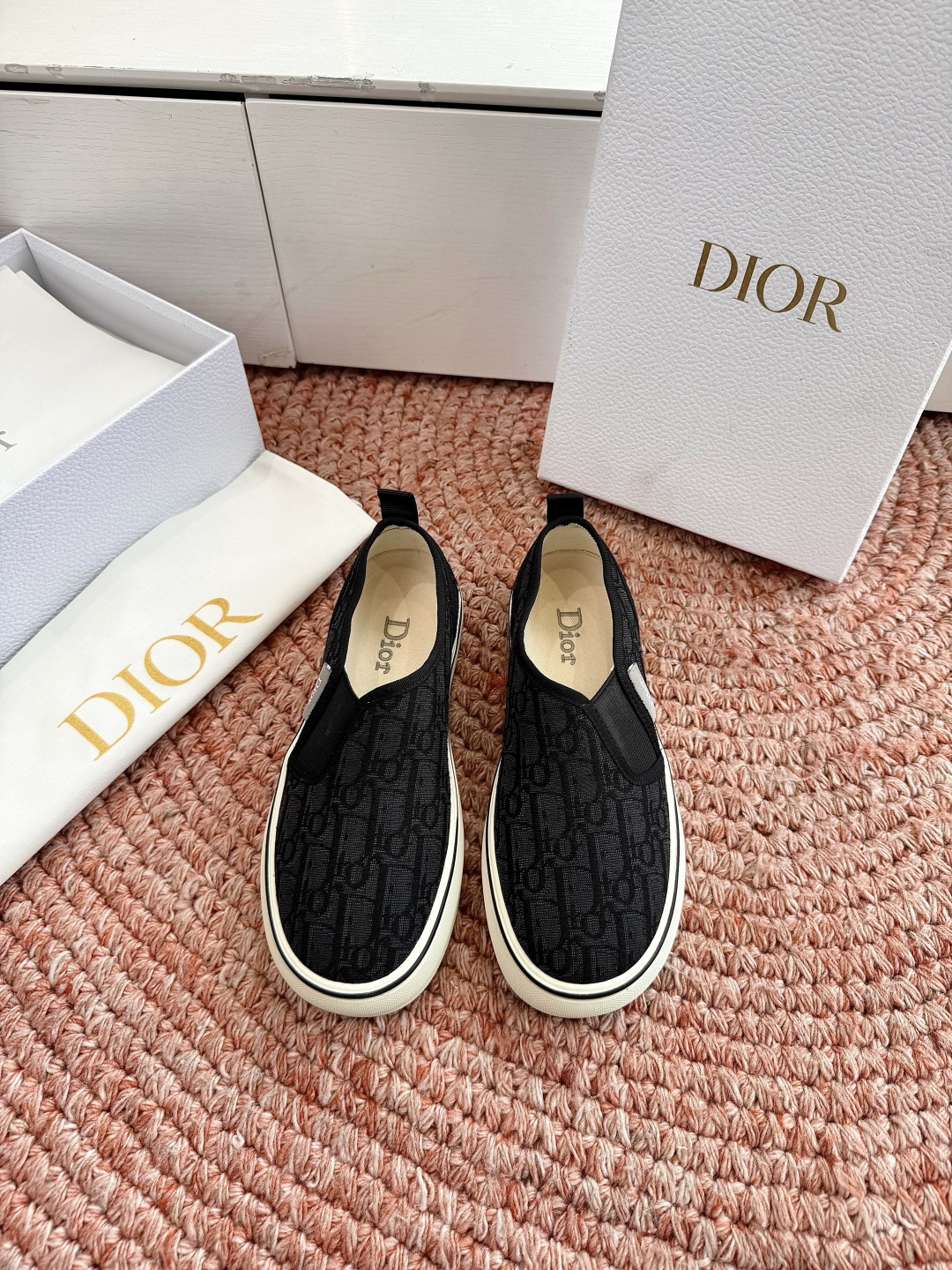 NO:816101,Dior ▏Saltwind retro shoe series This Dior Saltwind sneaker designed by Jonathan Anderson is fashionable and chic, a new interpretation of the classic nautical style shoe. Decorated with Oblique print, embellished with white lace to enhance the style, with round toe and grosgrain topstitch details, unique, lightweight and comfortable, it is Dior's new classic item. Can be matched with all kinds of men's or women's looks. Original fabric material Original lining  Original soles, sizes 35-46 (45.46 customized, non-refundable and non-exchangeable. 39.40, please note men and women when ordering), casual shoes/sports shoes, dior, dior, sneakers19860909Dior迪奥 ▏Saltwind 复古鞋系列 这款乔纳森·安德森 (Jonathan Anderson) 设计的 Dior Saltwind 运动鞋时尚别致,全新演绎经典航海风鞋款.饰以 Oblique 印花,点缀以白色蕾丝提升格调,搭配圆形鞋头和罗缎缉面线细节,别具一格,款式轻盈舒适,是 Dior 的全新经典单品.可与各式男装或女装造型搭配 面料原版材质 内里原版内里 原版鞋底 尺码35-46(45.46定制不退不换.39.40下单备注男女),休闲鞋/运动鞋,dior,dior,sneakers,Women's Shoes