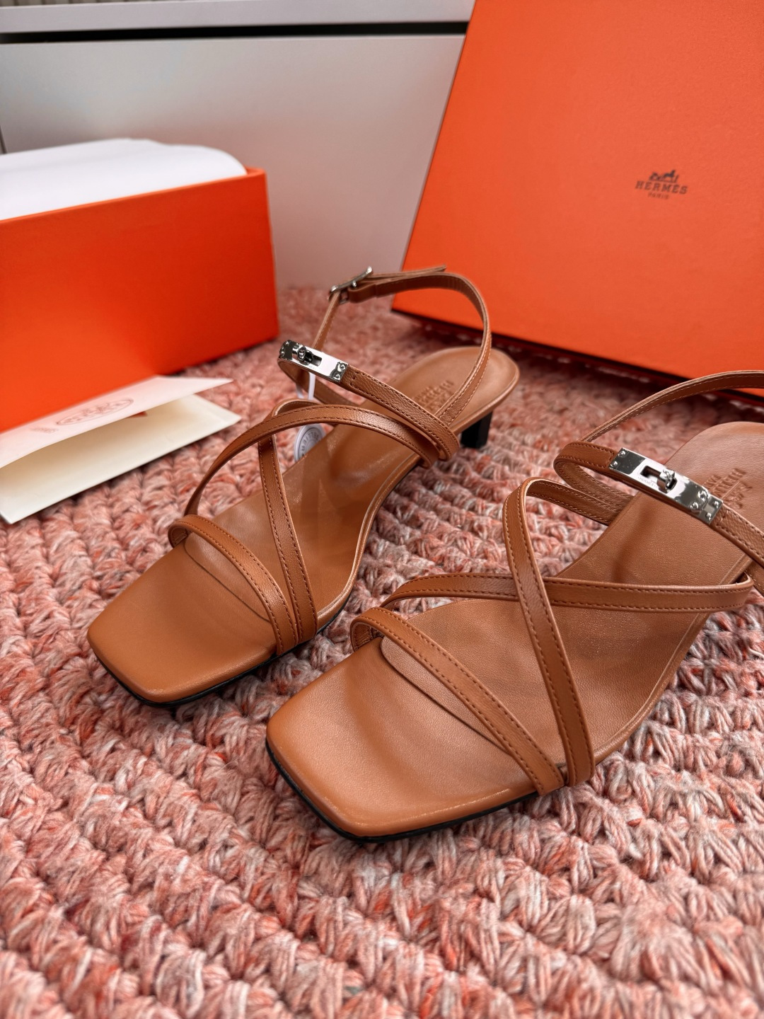 🌾G393顶级品质Hermès/爱马仕2026新品Kelly扣细带猫跟凉鞋当Kelly包的传奇基因邂逅夏