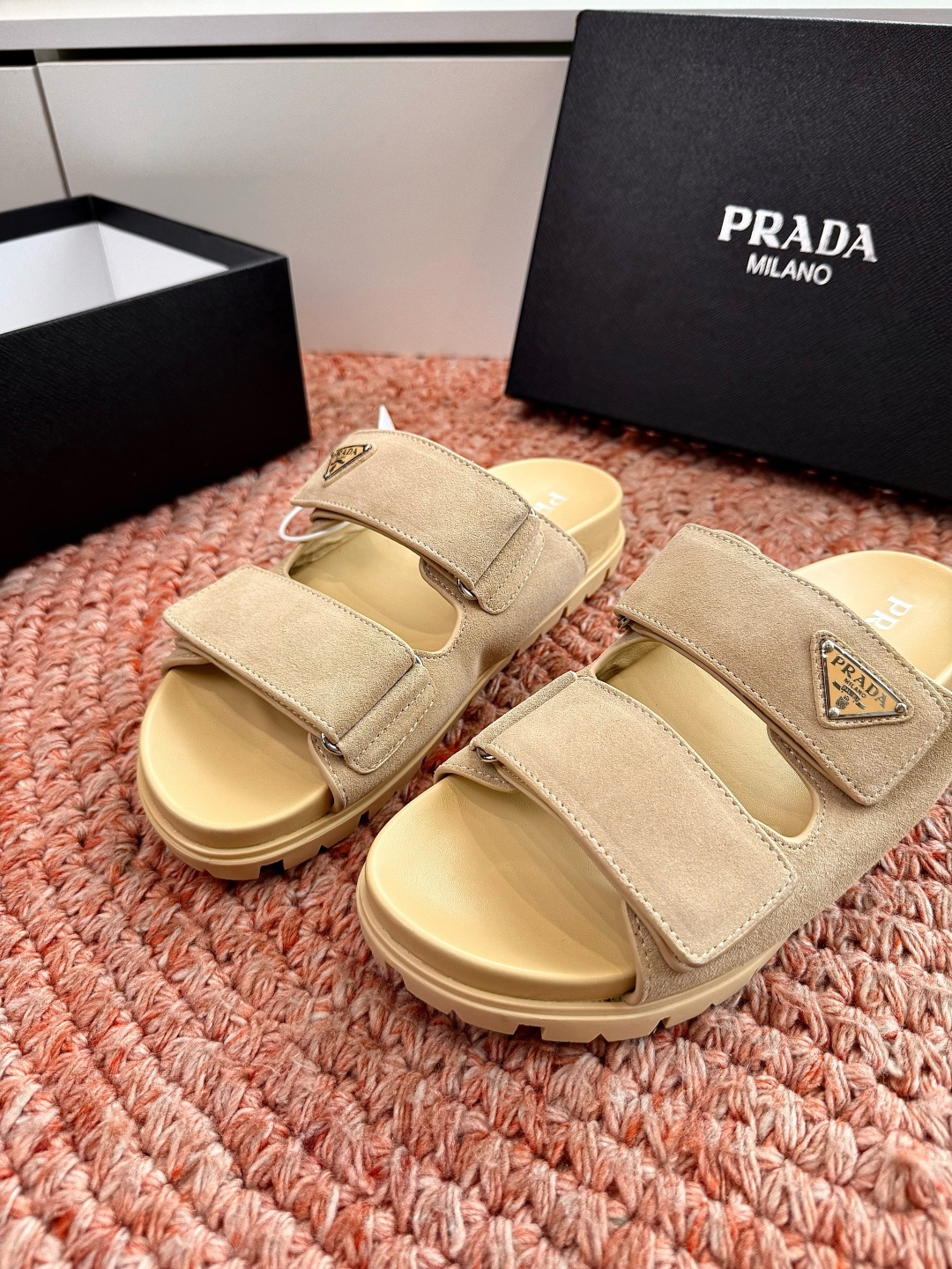 🌾G036顶级prada普拉达2026春夏新款拖鞋系列 三角扣厚底魔术贴拖鞋 全皮高级大气 厚底鞋底搭配