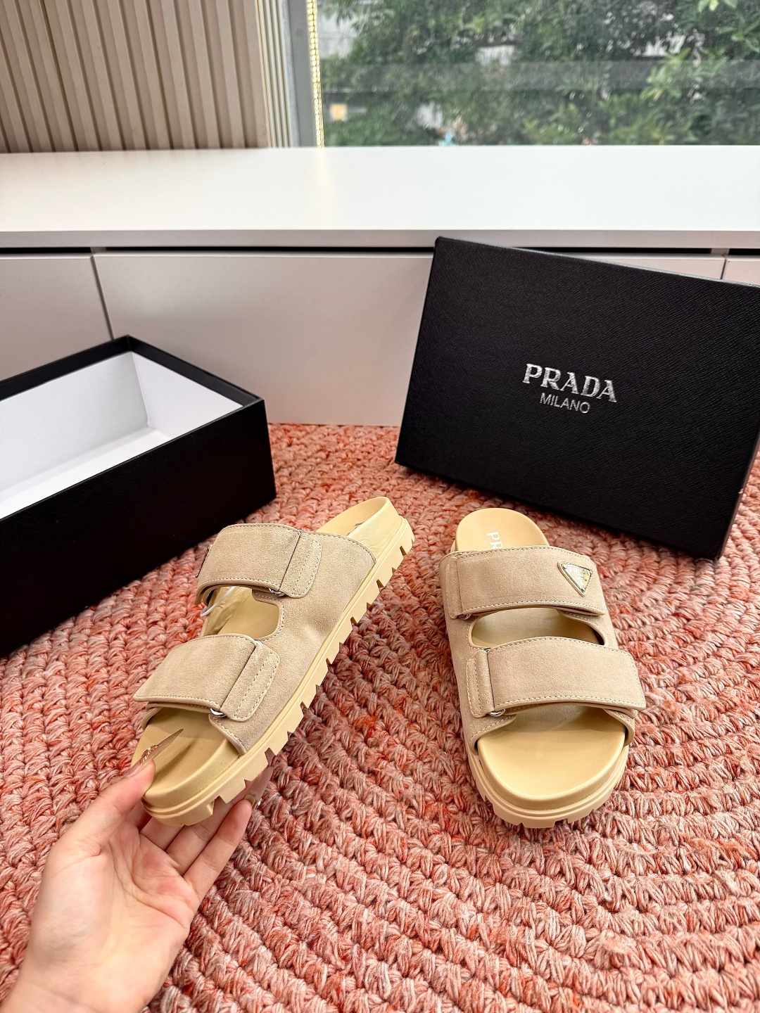 🌾G036顶级prada普拉达2026春夏新款拖鞋系列 三角扣厚底魔术贴拖鞋 全皮高级大气 厚底鞋底搭配