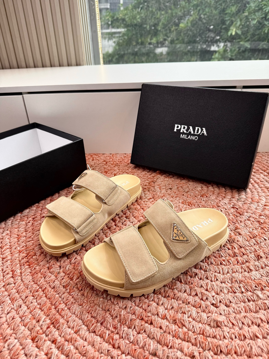 🌾G036顶级prada普拉达2026春夏新款拖鞋系列 三角扣厚底魔术贴拖鞋 全皮高级大气 厚底鞋底搭配