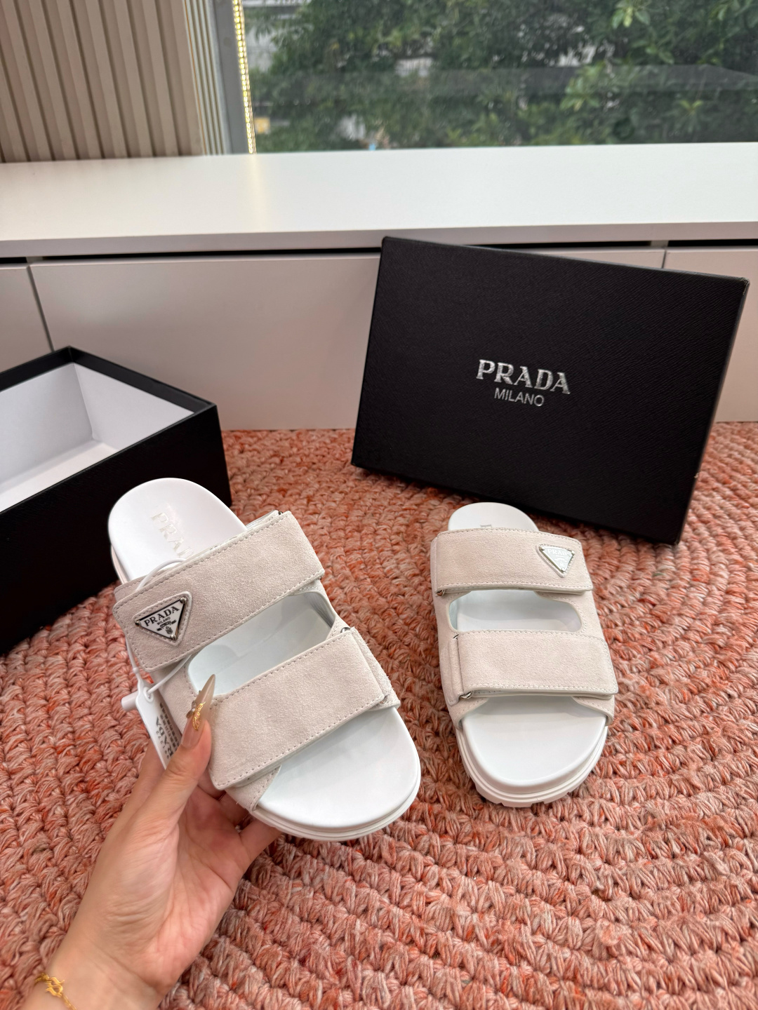 🌾G036顶级prada普拉达2026春夏新款拖鞋系列 三角扣厚底魔术贴拖鞋 全皮高级大气 厚底鞋底搭配