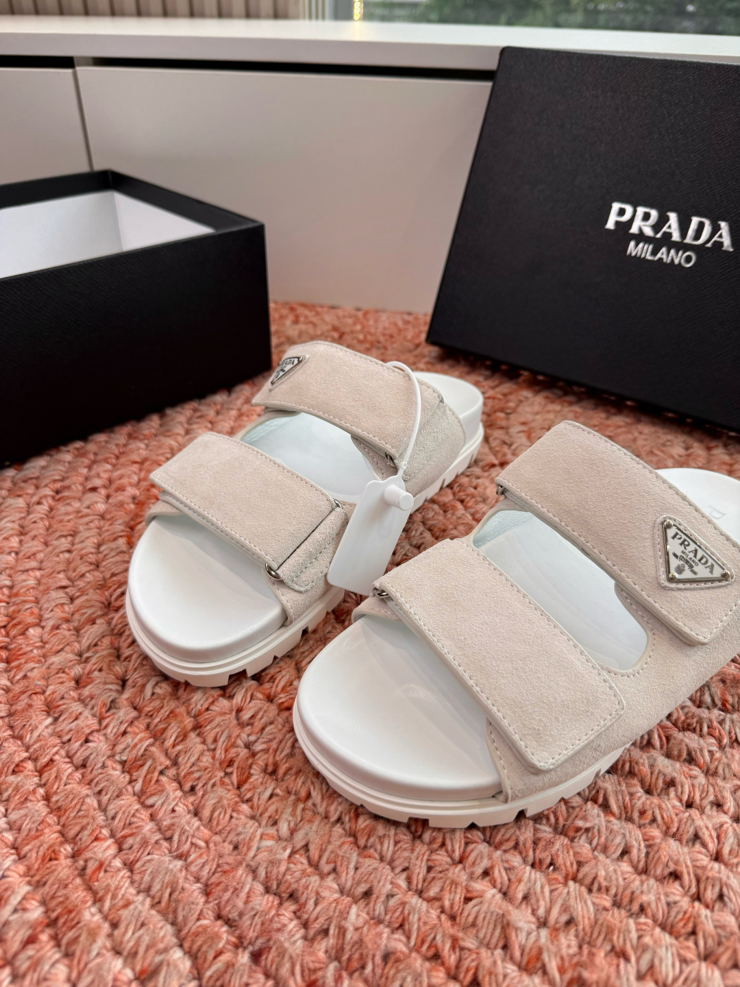 🌾G036顶级prada普拉达2026春夏新款拖鞋系列 三角扣厚底魔术贴拖鞋 全皮高级大气 厚底鞋底搭配