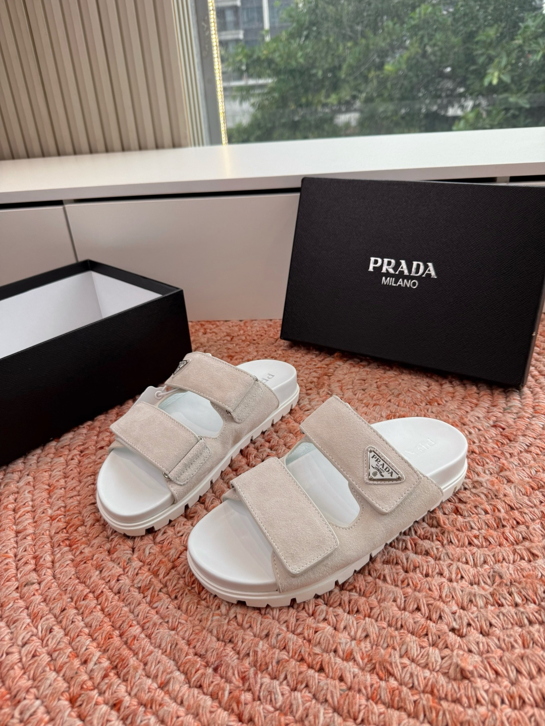 🌾G036顶级prada普拉达2026春夏新款拖鞋系列 三角扣厚底魔术贴拖鞋 全皮高级大气 厚底鞋底搭配