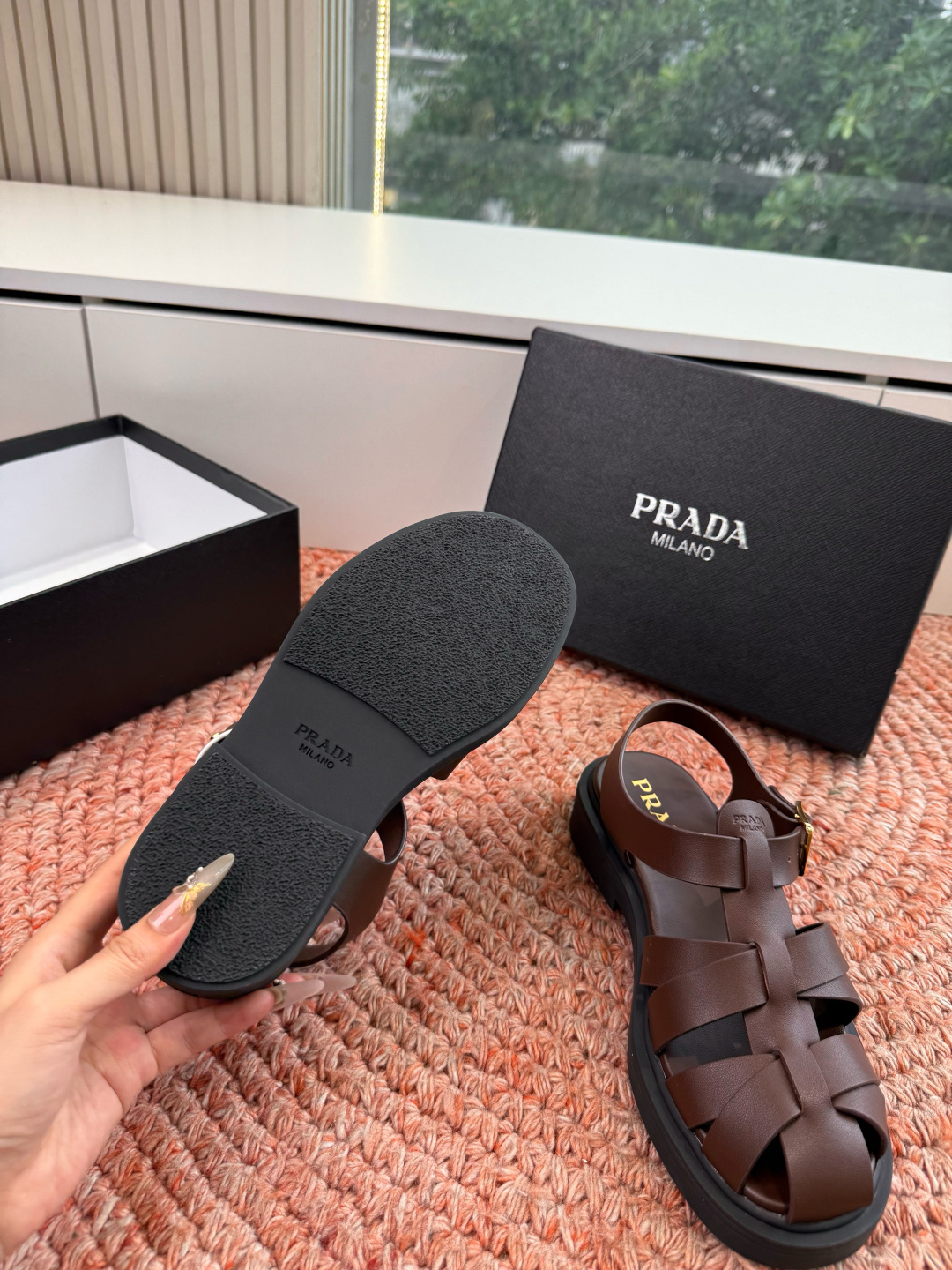 🌾G036顶级prada普拉达2026春夏新款拖鞋系列 三角扣厚底魔术贴拖鞋 全皮高级大气 厚底鞋底搭配