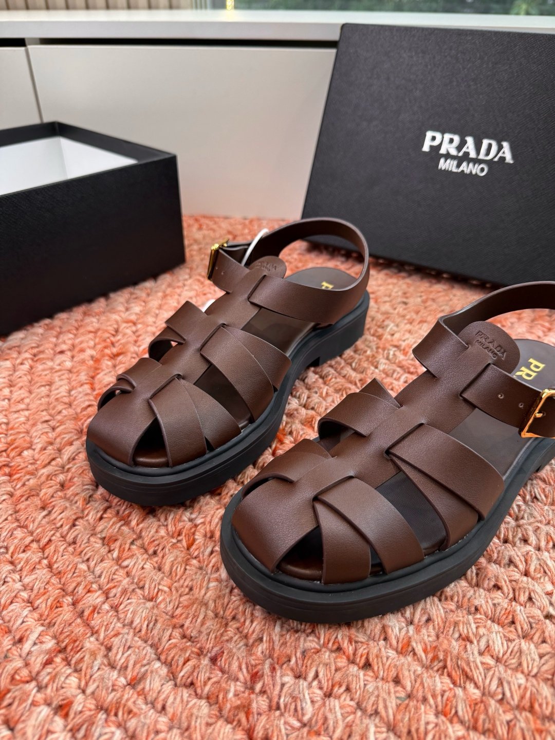 🌾G036顶级prada普拉达2026春夏新款拖鞋系列 三角扣厚底魔术贴拖鞋 全皮高级大气 厚底鞋底搭配