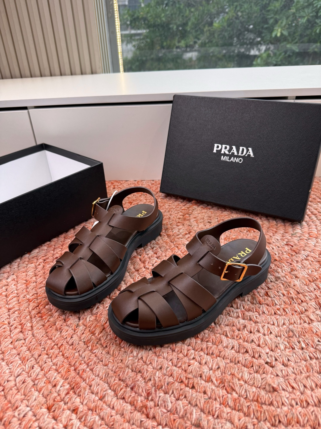 🌾G036顶级prada普拉达2026春夏新款拖鞋系列 三角扣厚底魔术贴拖鞋 全皮高级大气 厚底鞋底搭配