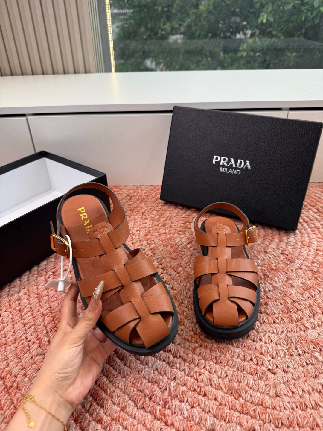 🌾G036顶级prada普拉达2026春夏新款拖鞋系列 三角扣厚底魔术贴拖鞋 全皮高级大气 厚底鞋底搭配