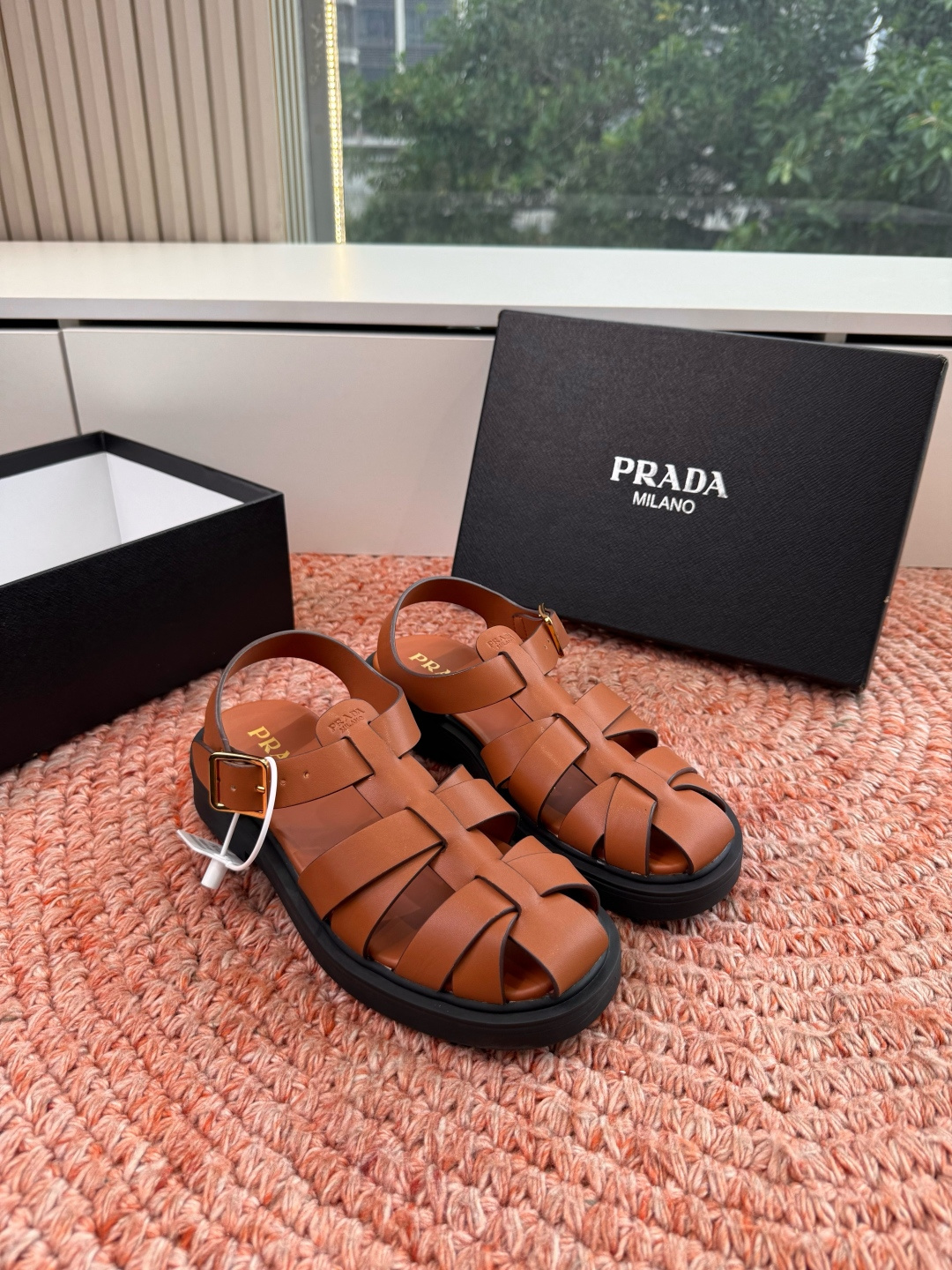 🌾G036顶级prada普拉达2026春夏新款拖鞋系列 三角扣厚底魔术贴拖鞋 全皮高级大气 厚底鞋底搭配