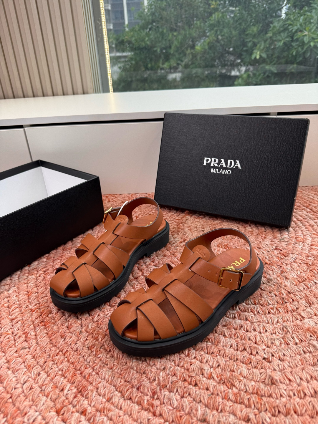 🌾G036顶级prada普拉达2026春夏新款拖鞋系列 三角扣厚底魔术贴拖鞋 全皮高级大气 厚底鞋底搭配