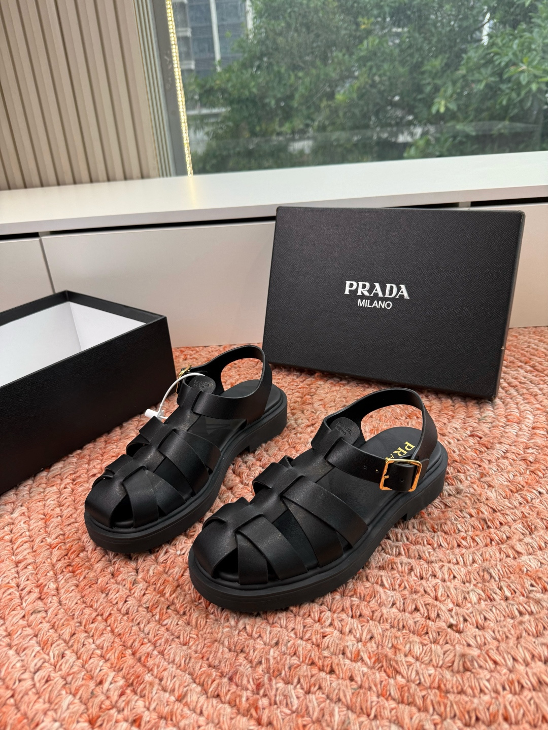 🌾G036顶级prada普拉达2026春夏新款拖鞋系列 三角扣厚底魔术贴拖鞋 全皮高级大气 厚底鞋底搭配