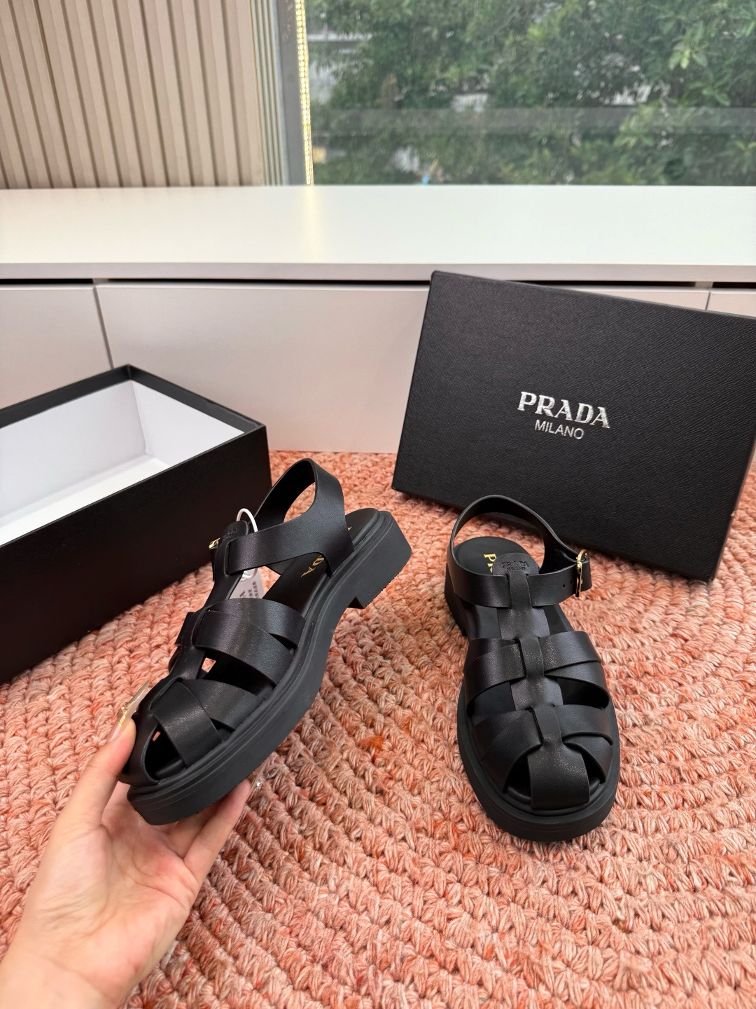 🌾G036顶级prada普拉达2026春夏新款拖鞋系列 三角扣厚底魔术贴拖鞋 全皮高级大气 厚底鞋底搭配
