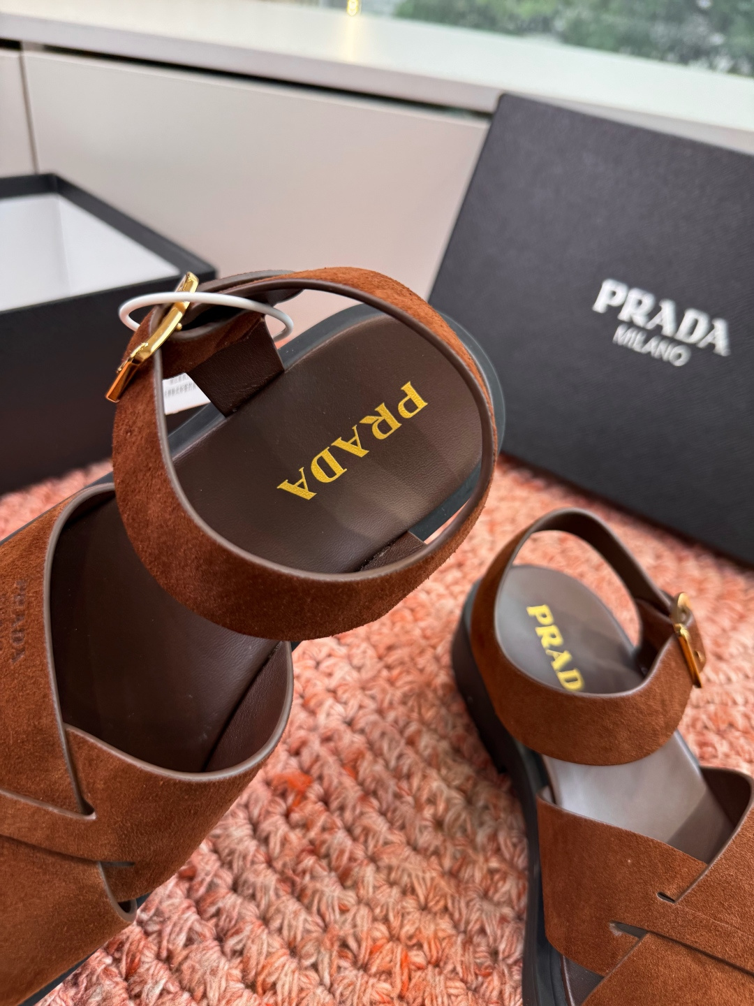 🌾G036顶级prada普拉达2026春夏新款拖鞋系列 三角扣厚底魔术贴拖鞋 全皮高级大气 厚底鞋底搭配