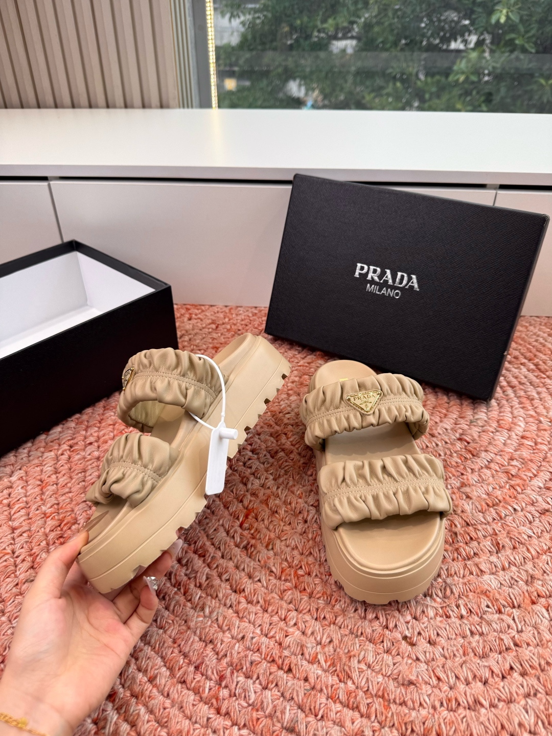 🌾G036顶级prada普拉达2026春夏新款拖鞋系列 三角扣厚底魔术贴拖鞋 全皮高级大气 厚底鞋底搭配