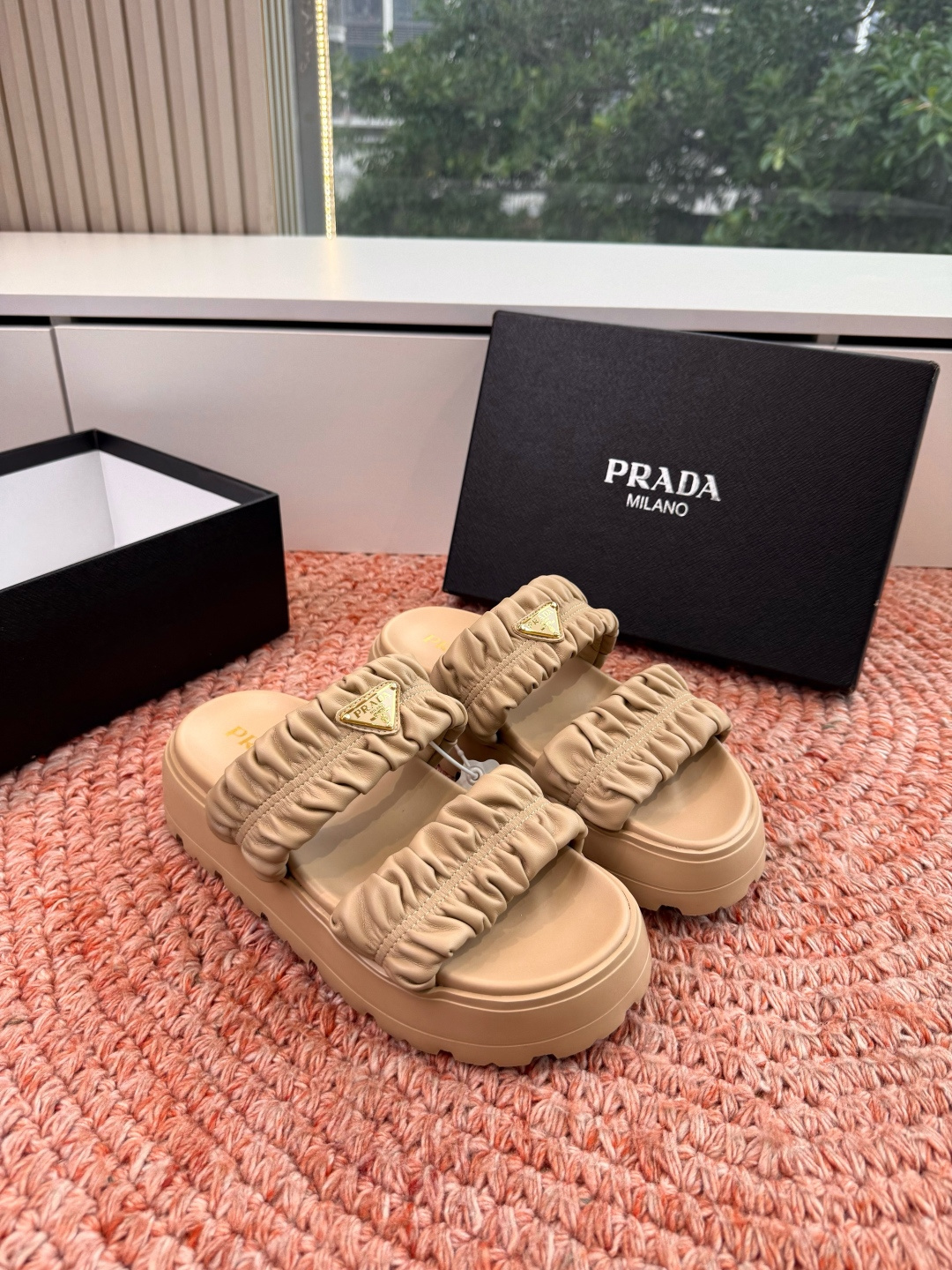 🌾G036顶级prada普拉达2026春夏新款拖鞋系列 三角扣厚底魔术贴拖鞋 全皮高级大气 厚底鞋底搭配