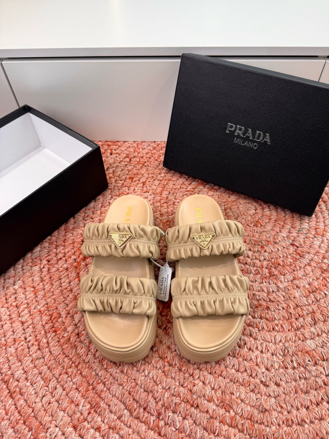 🌾G036顶级prada普拉达2026春夏新款拖鞋系列 三角扣厚底魔术贴拖鞋 全皮高级大气 厚底鞋底搭配