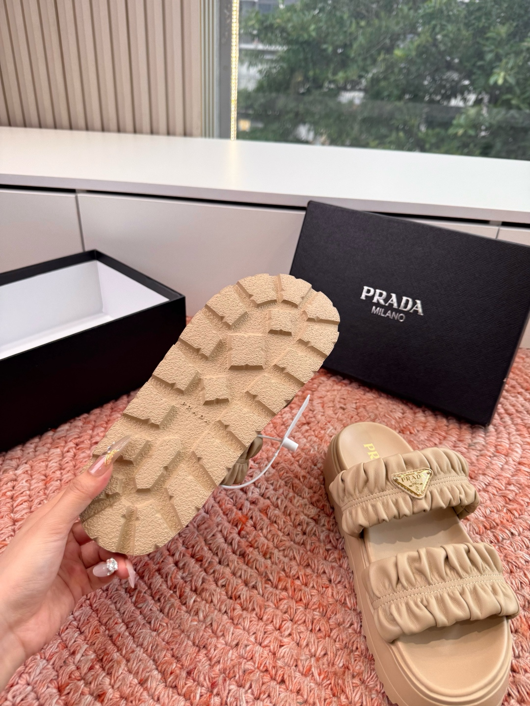 🌾G036顶级prada普拉达2026春夏新款拖鞋系列 三角扣厚底魔术贴拖鞋 全皮高级大气 厚底鞋底搭配