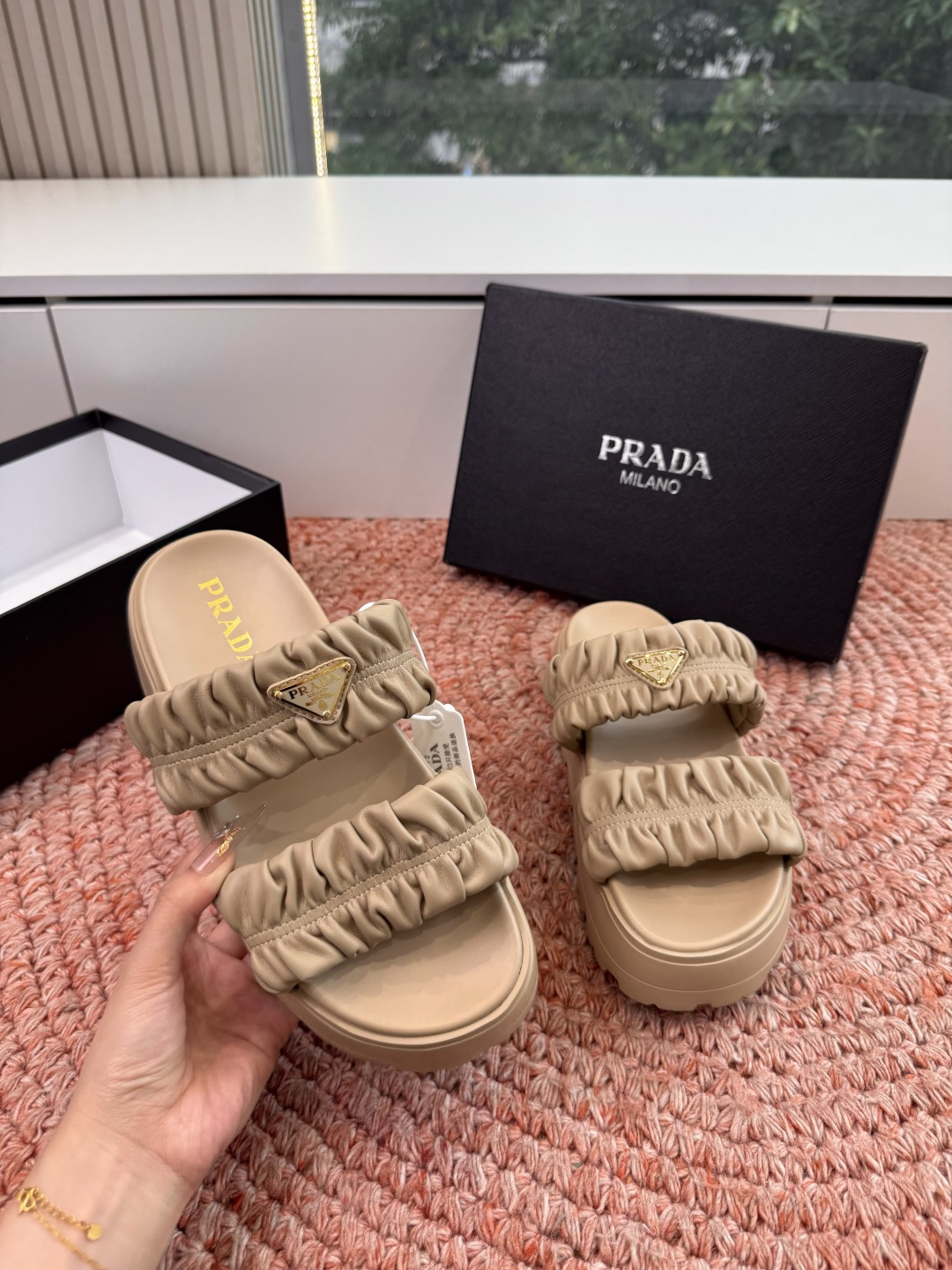 🌾G036顶级prada普拉达2026春夏新款拖鞋系列 三角扣厚底魔术贴拖鞋 全皮高级大气 厚底鞋底搭配