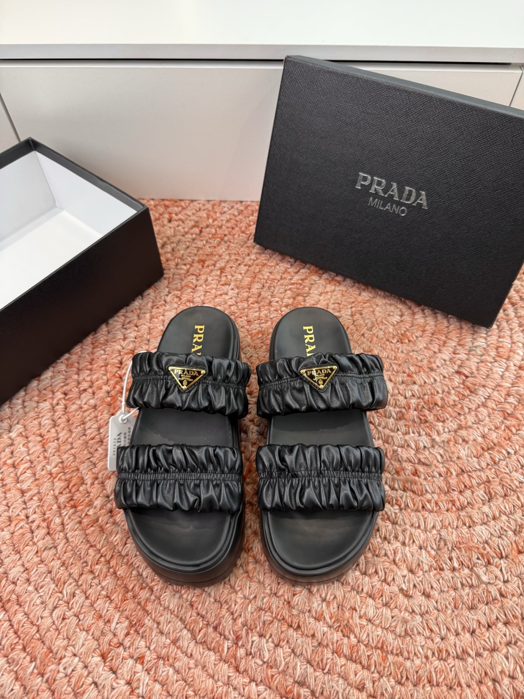 🌾G036顶级prada普拉达2026春夏新款拖鞋系列 三角扣厚底魔术贴拖鞋 全皮高级大气 厚底鞋底搭配