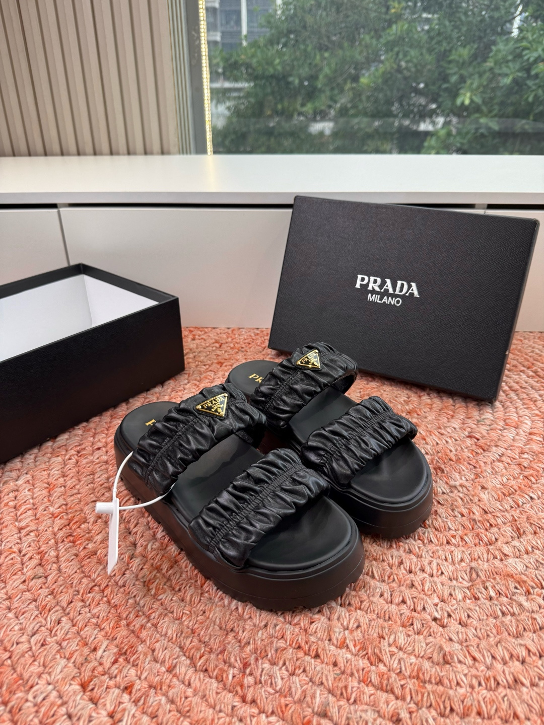 🌾G036顶级prada普拉达2026春夏新款拖鞋系列 三角扣厚底魔术贴拖鞋 全皮高级大气 厚底鞋底搭配