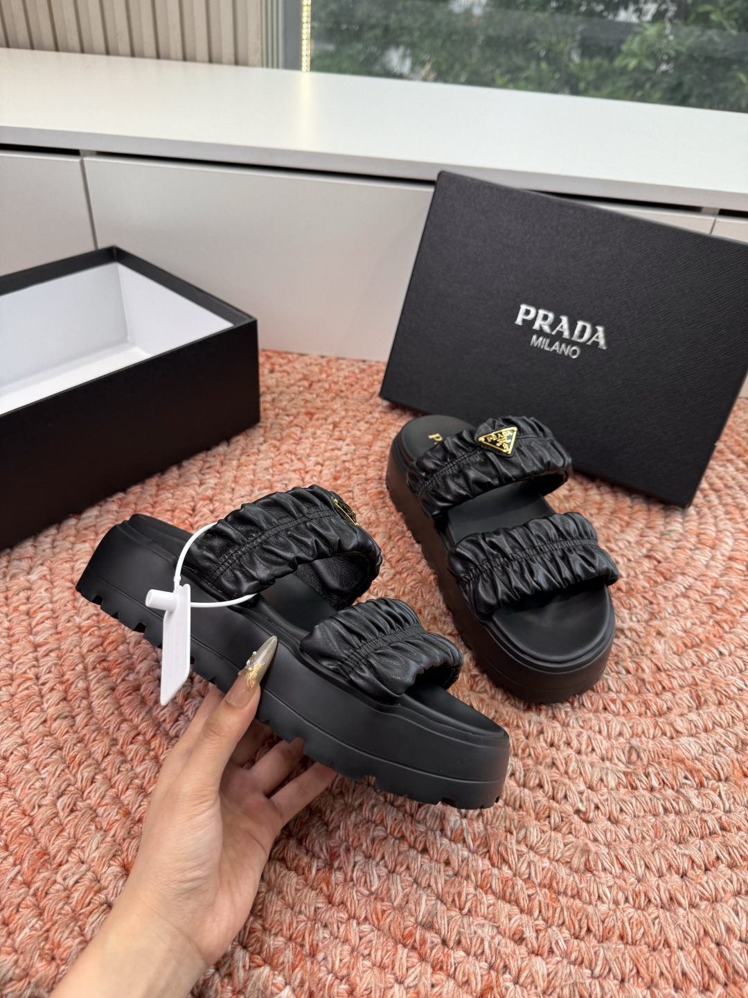 🌾G036顶级prada普拉达2026春夏新款拖鞋系列 三角扣厚底魔术贴拖鞋 全皮高级大气 厚底鞋底搭配