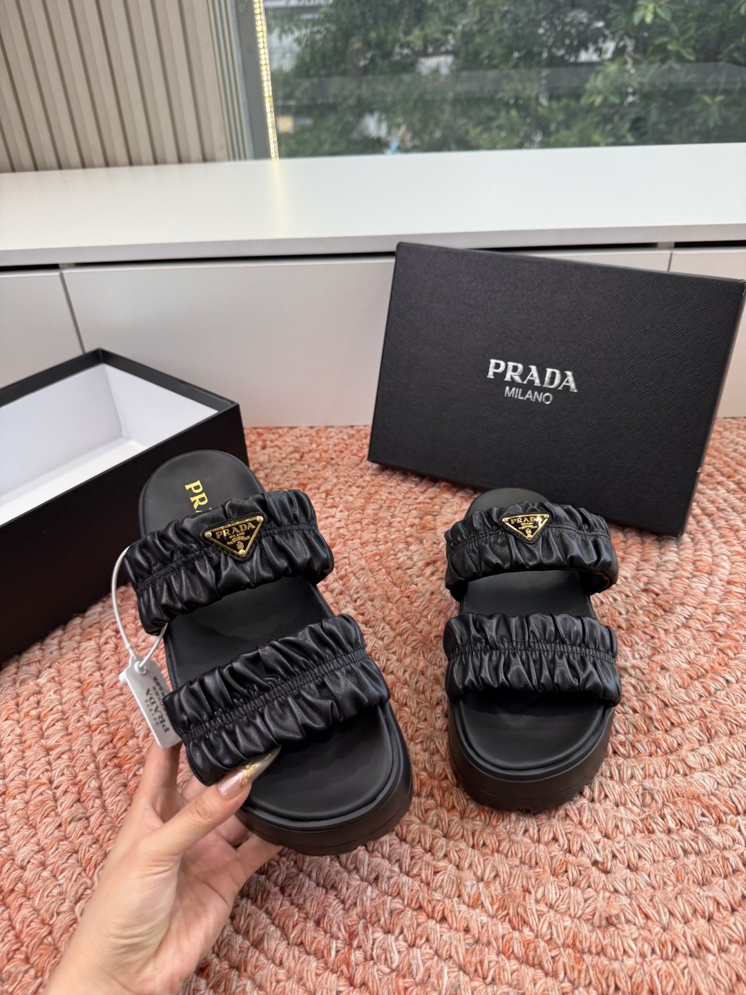 🌾G036顶级prada普拉达2026春夏新款拖鞋系列 三角扣厚底魔术贴拖鞋 全皮高级大气 厚底鞋底搭配
