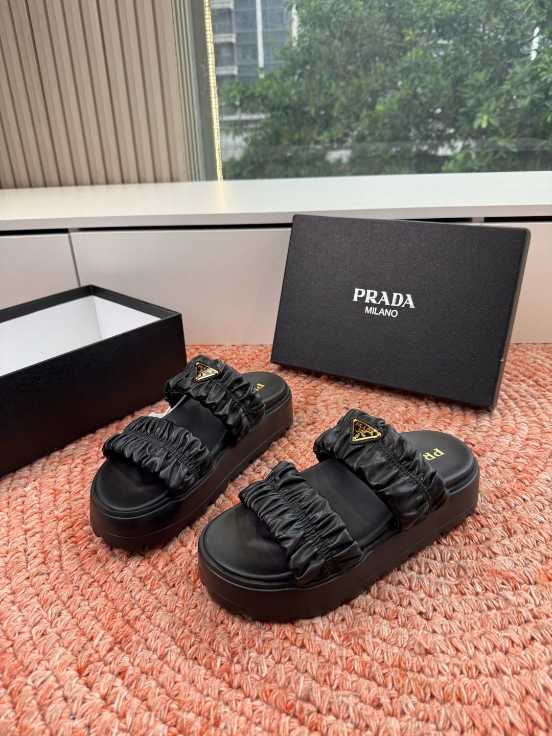 🌾G036顶级prada普拉达2026春夏新款拖鞋系列 三角扣厚底魔术贴拖鞋 全皮高级大气 厚底鞋底搭配