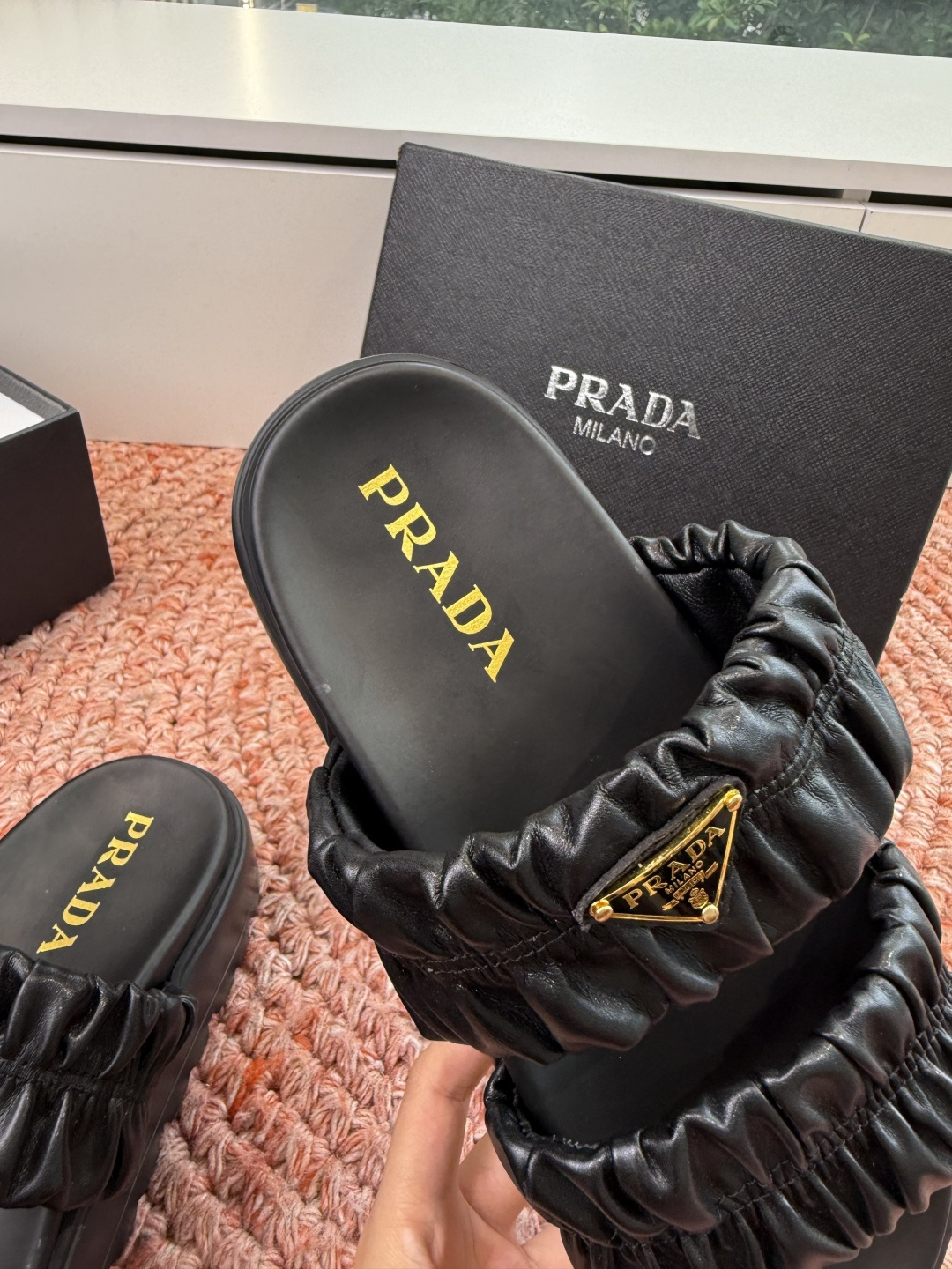 🌾G036顶级prada普拉达2026春夏新款拖鞋系列 三角扣厚底魔术贴拖鞋 全皮高级大气 厚底鞋底搭配