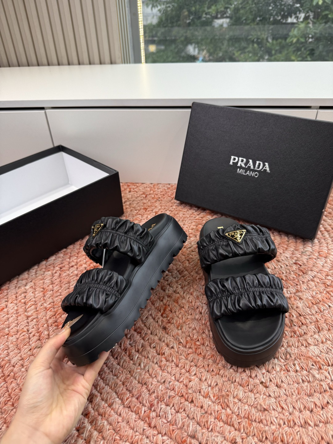 🌾G036顶级prada普拉达2026春夏新款拖鞋系列 三角扣厚底魔术贴拖鞋 全皮高级大气 厚底鞋底搭配