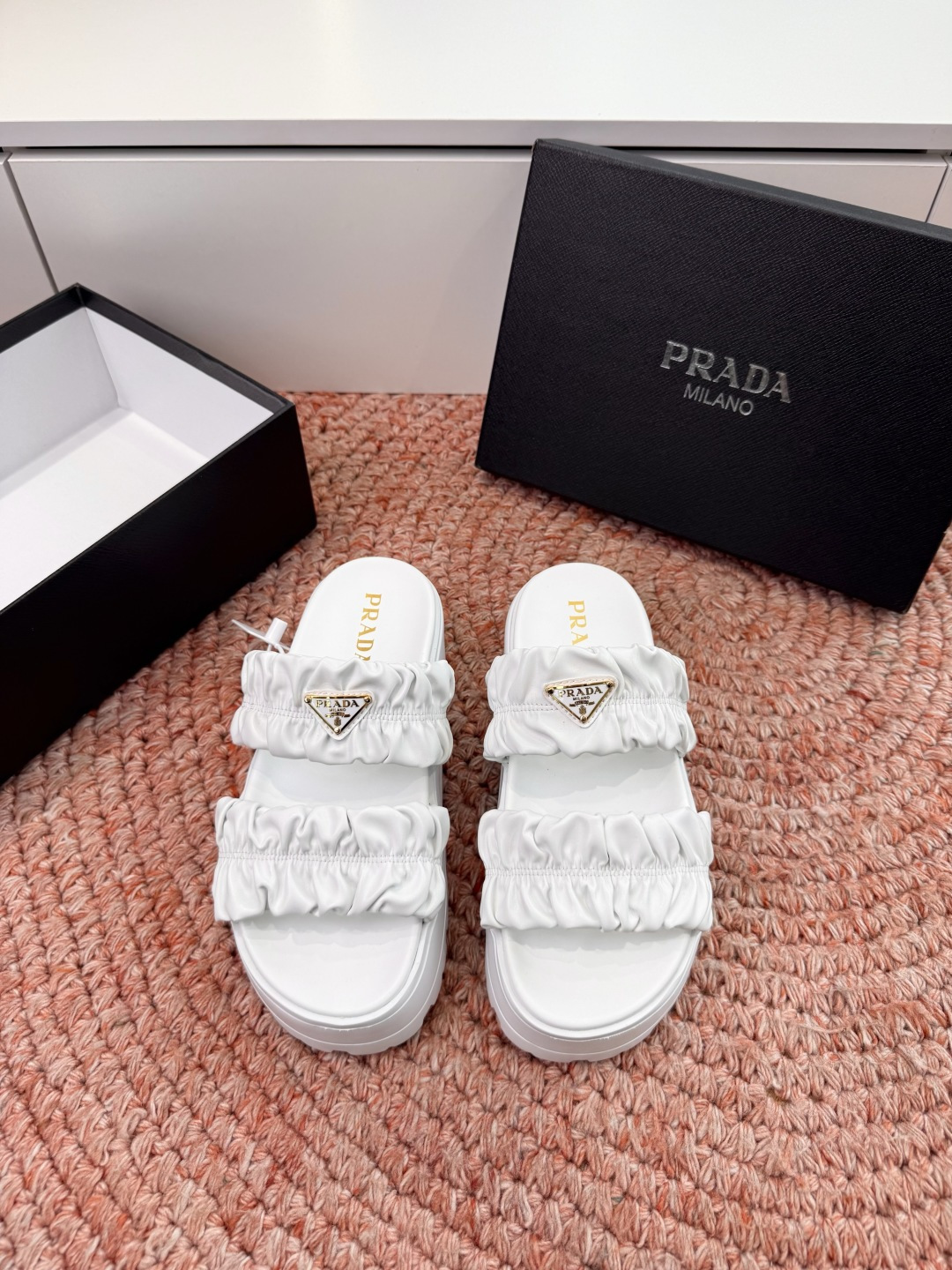 🌾G036顶级prada普拉达2026春夏新款拖鞋系列 三角扣厚底魔术贴拖鞋 全皮高级大气 厚底鞋底搭配