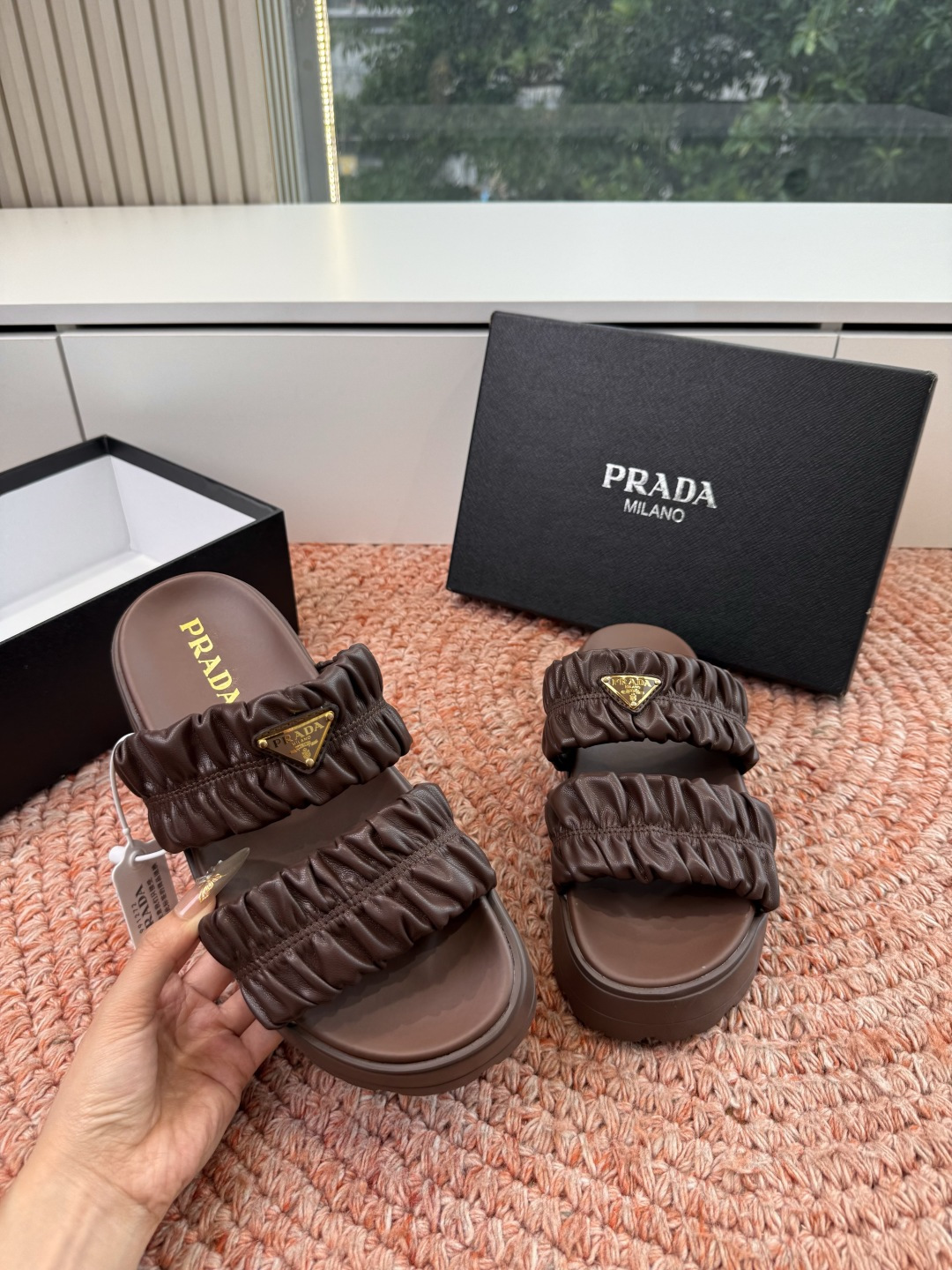 🌾G036顶级prada普拉达2026春夏新款拖鞋系列 三角扣厚底魔术贴拖鞋 全皮高级大气 厚底鞋底搭配