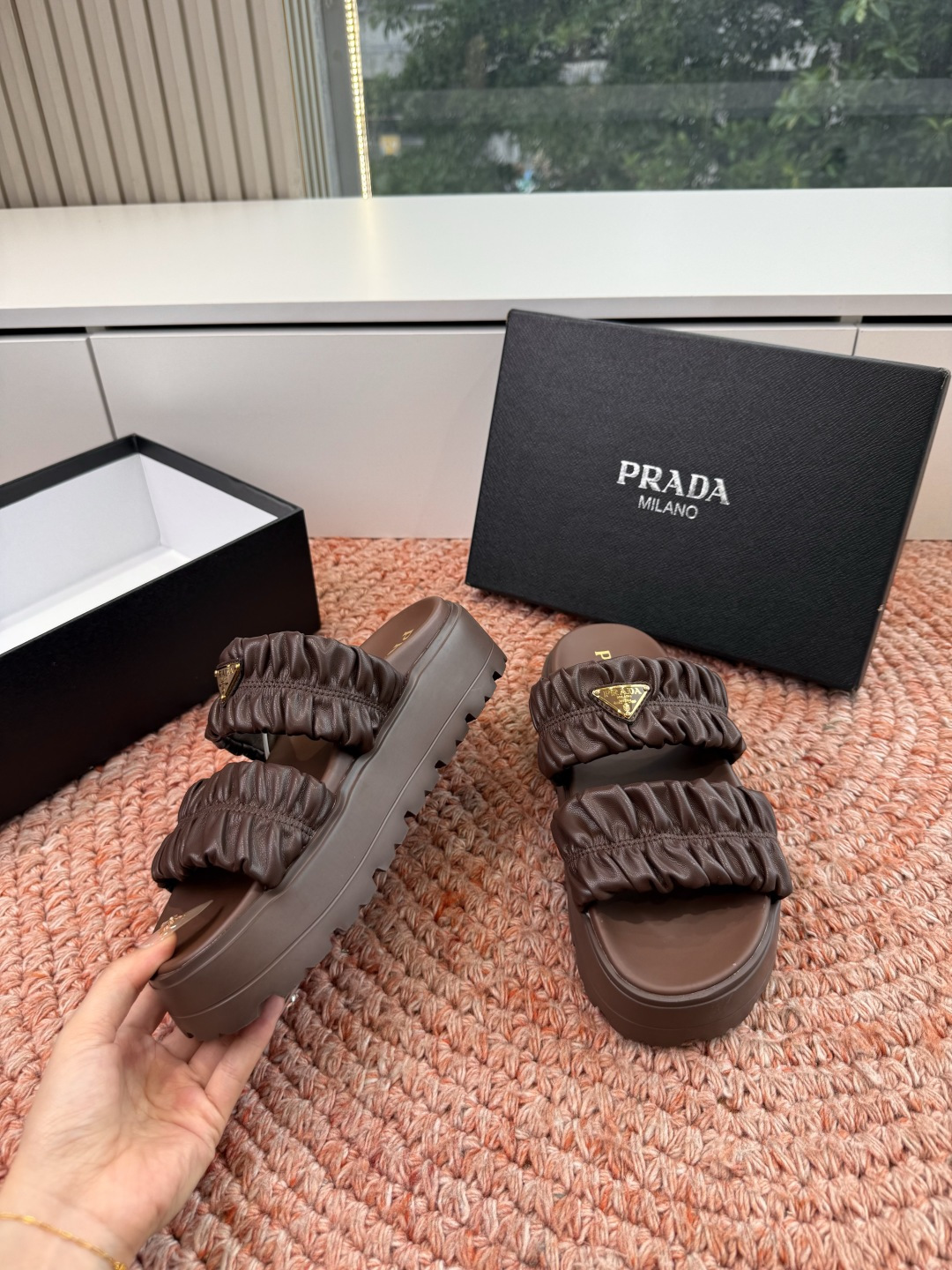 🌾G036顶级prada普拉达2026春夏新款拖鞋系列 三角扣厚底魔术贴拖鞋 全皮高级大气 厚底鞋底搭配