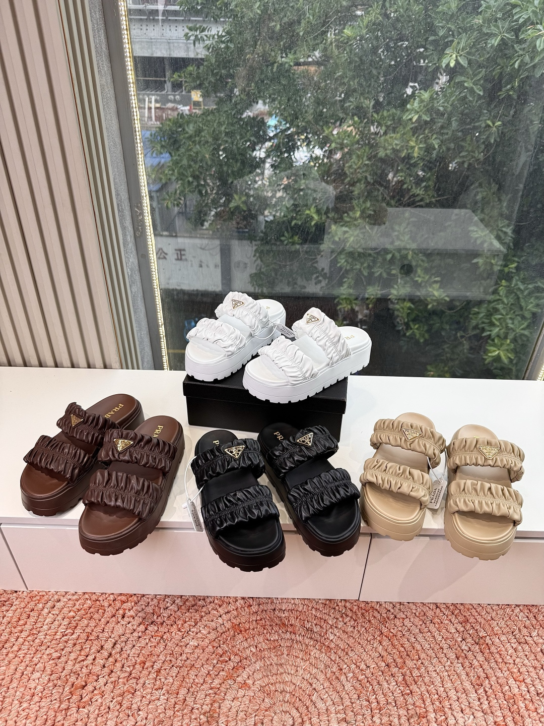 🌾G036顶级prada普拉达2026春夏新款拖鞋系列 三角扣厚底魔术贴拖鞋 全皮高级大气 厚底鞋底搭配