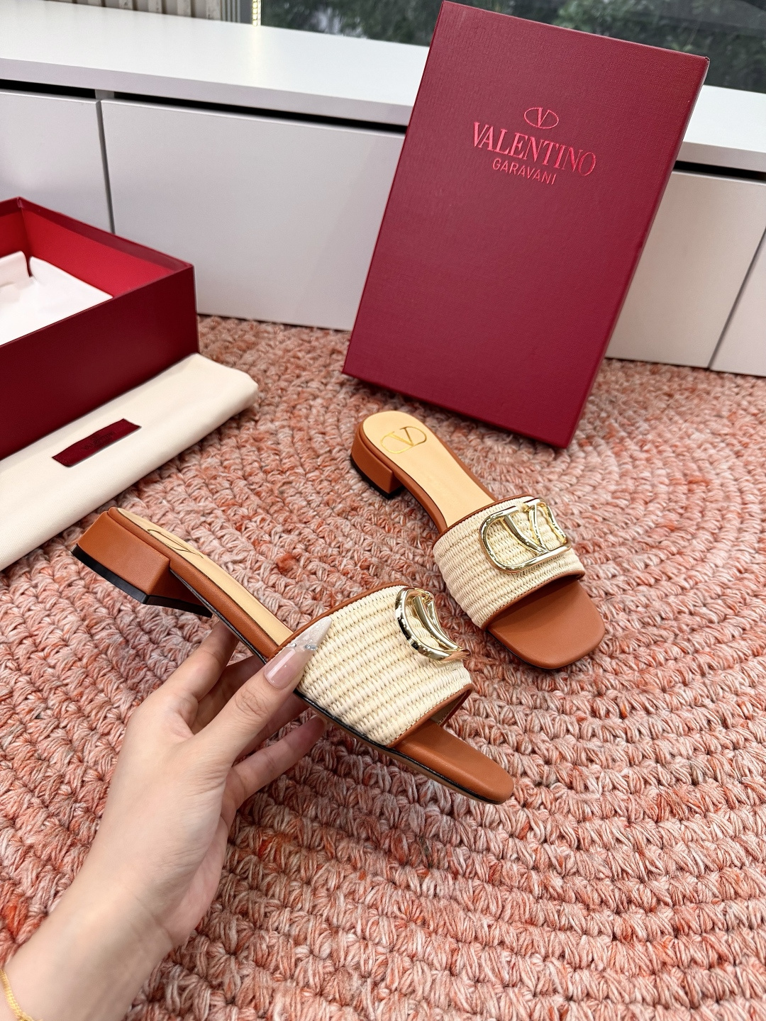 🌾G678所见即所得VALENTINO华伦天奴经典2026春夏VLOGO SIGNATURE金属扣拖鞋凉