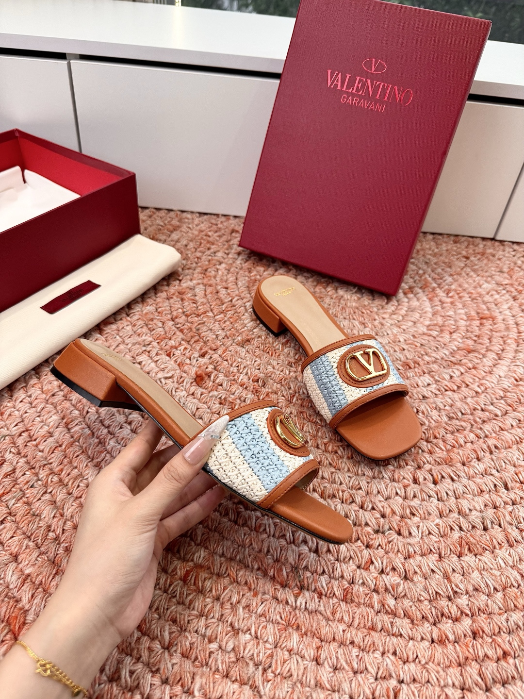 🌾G678所见即所得VALENTINO华伦天奴经典2026春夏VLOGO SIGNATURE金属扣拖鞋凉