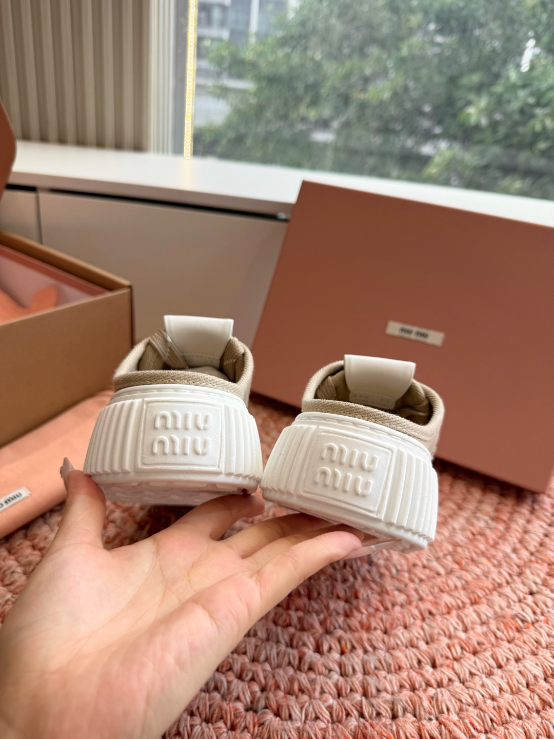 🌾G086顶级缪缪春夏新款走秀MiuMiu饼干底德训网面透气休闲鞋秀场工艺来自Miu Miu系列的细节特