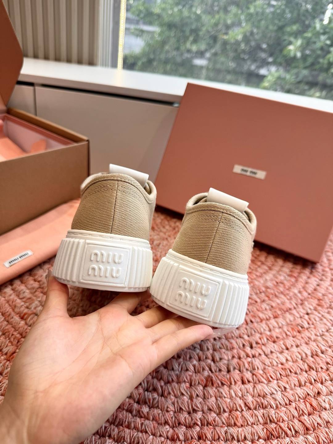 🌾G086顶级缪缪春夏新款走秀MiuMiu饼干底德训网面透气休闲鞋秀场工艺来自Miu Miu系列的细节特
