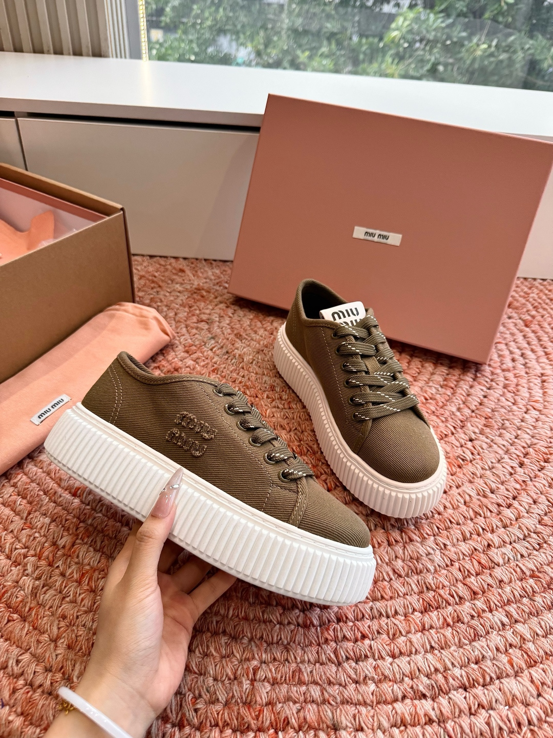 🌾G086顶级缪缪春夏新款走秀MiuMiu饼干底德训网面透气休闲鞋秀场工艺来自Miu Miu系列的细节特