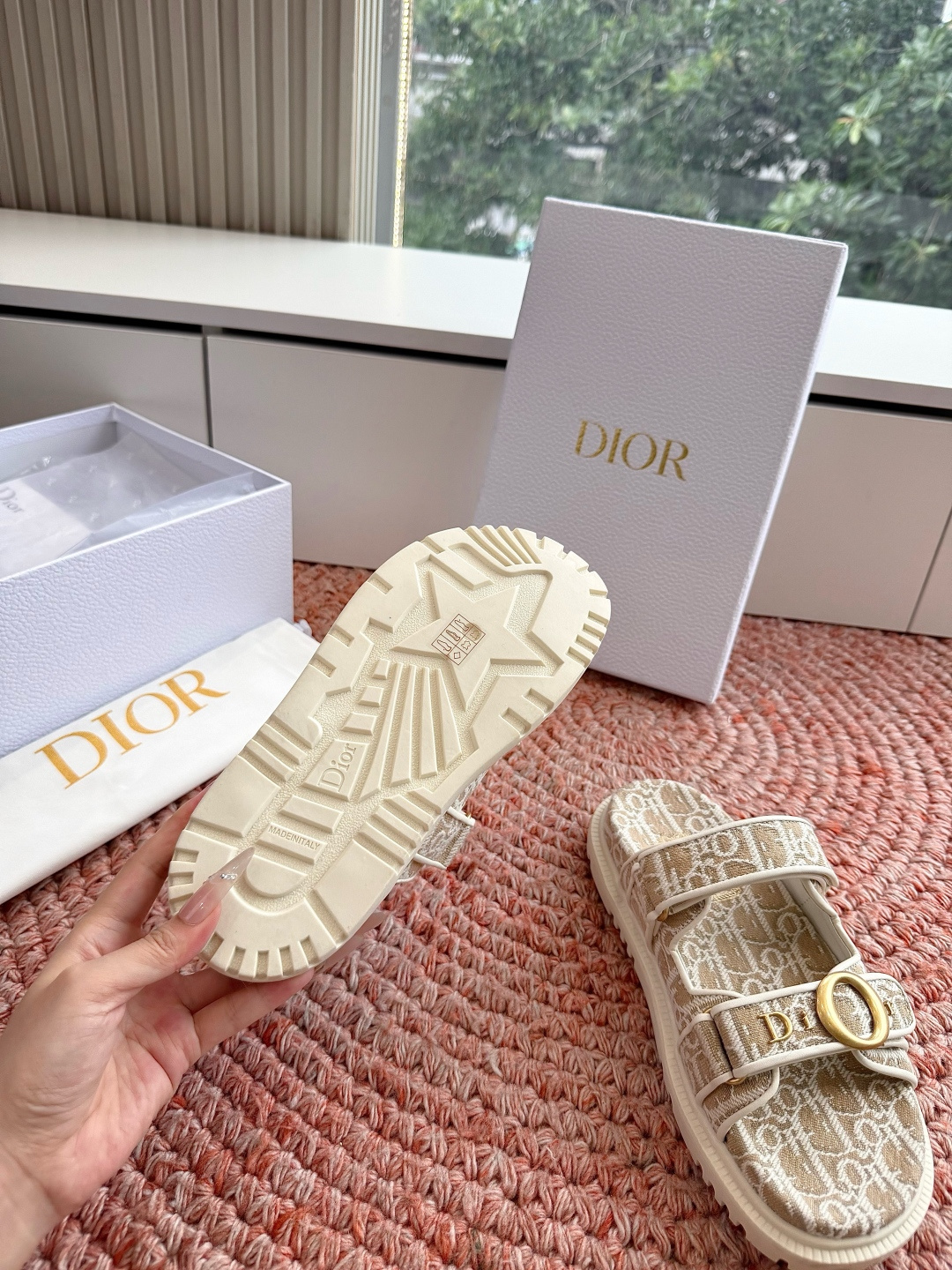 🌾代购级G133𝐃𝐢𝐎𝐑 迪奥2026早春新款凉鞋一眼就想要的凉鞋简单大方‘低调奢华！配上醒目的Chan