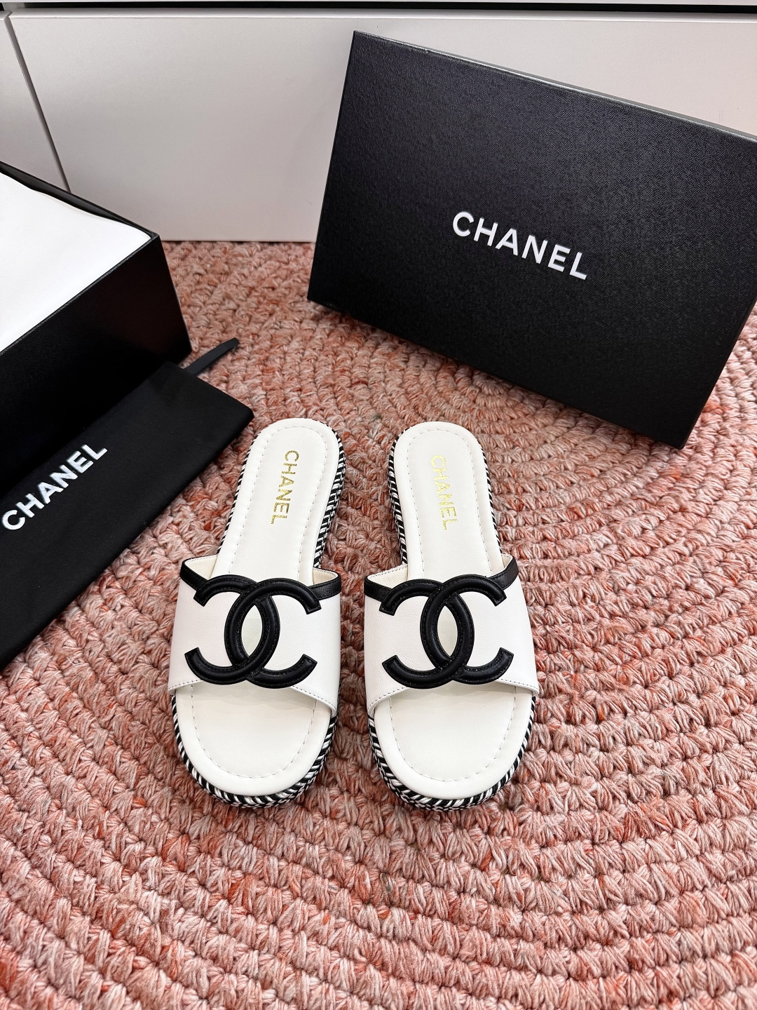 🌾G021顶级Chanel 2026ss小香沙滩凉鞋 顶级专柜品质 每年必入的经典款之一！最新出双C金属