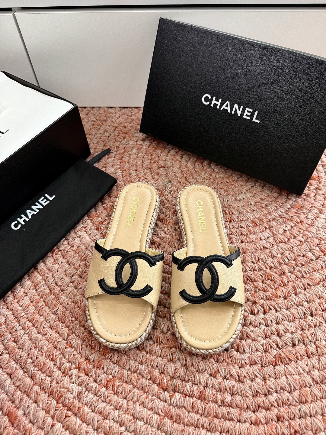 🌾G021顶级Chanel 2026ss小香沙滩凉鞋 顶级专柜品质 每年必入的经典款之一！最新出双C金属