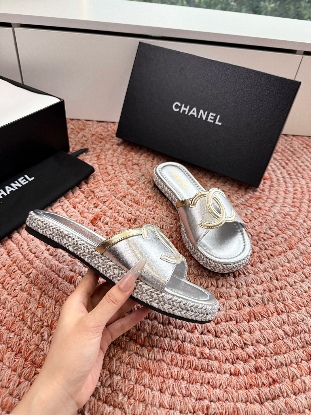 🌾G021顶级Chanel 2026ss小香沙滩凉鞋 顶级专柜品质 每年必入的经典款之一！最新出双C金属