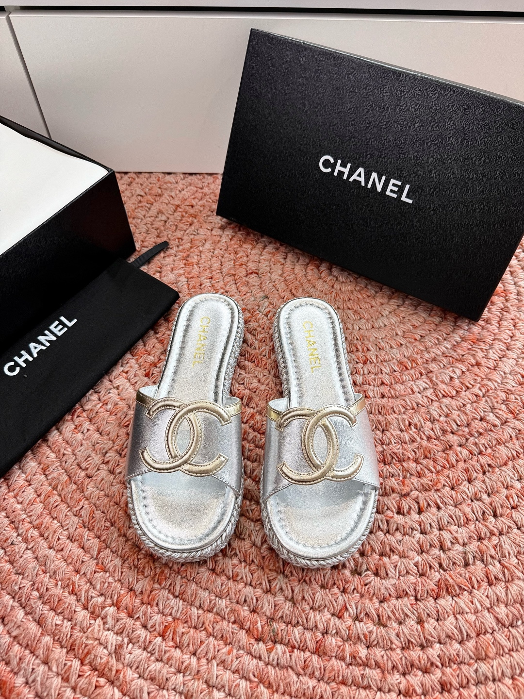 🌾G021顶级Chanel 2026ss小香沙滩凉鞋 顶级专柜品质 每年必入的经典款之一！最新出双C金属